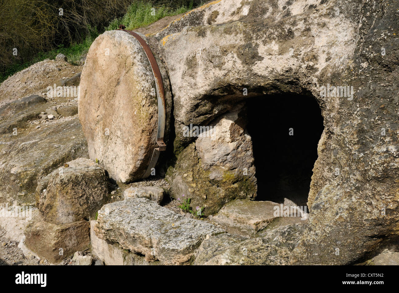 Une pierre tombe avec historique pour le matériel roulant en face de l'entrée, près de Haïfa, Israël, Moyen Orient Banque D'Images