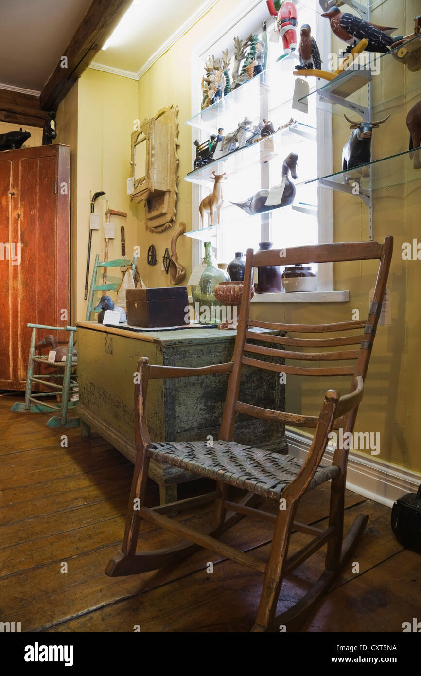 Chaise en bois anciens, objets de décoration et mobilier à l'intérieur d'une vieille maison et magasin d'antiquités, Lanaudière, Québec, Banque D'Images