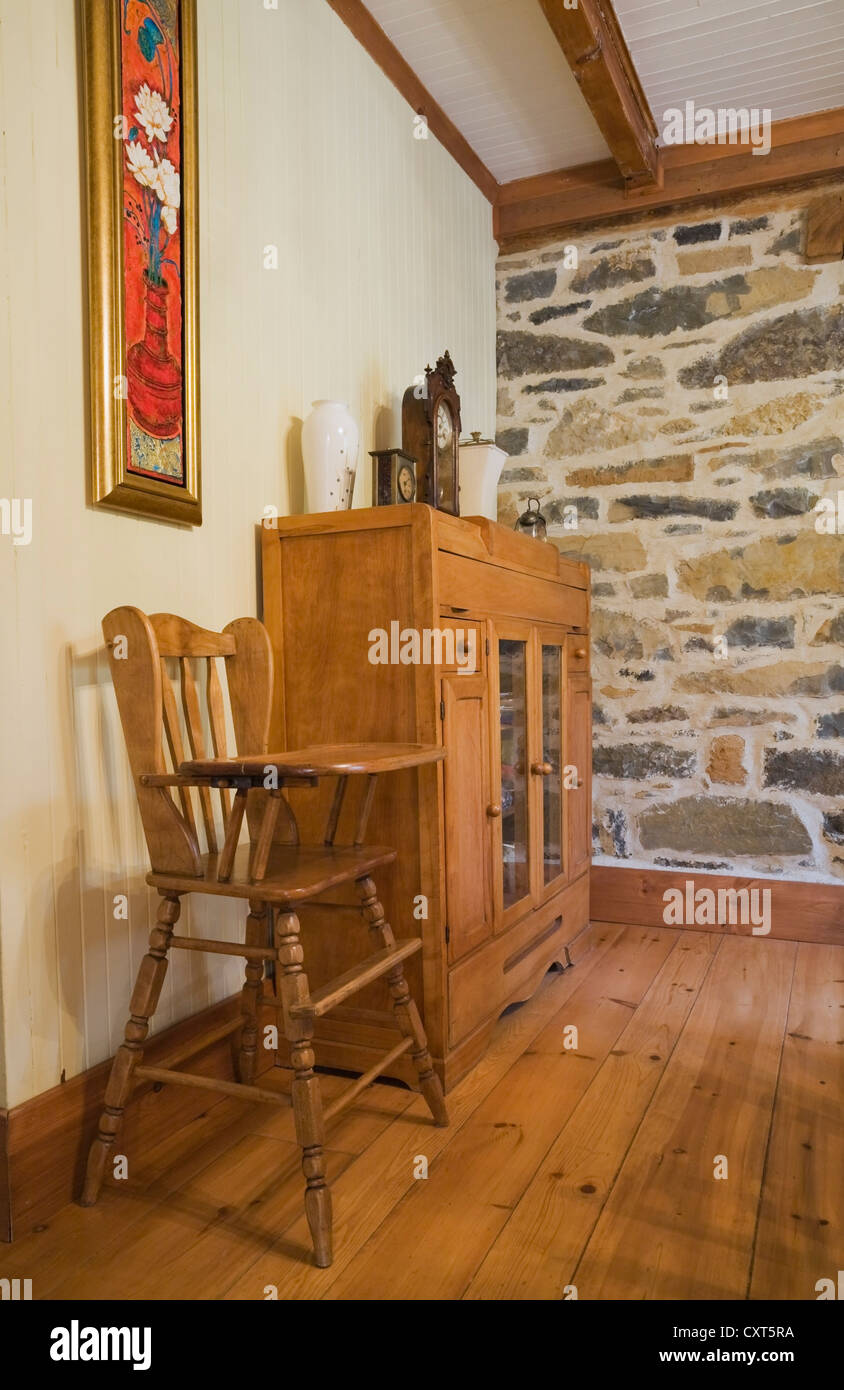 Chaise haute et petit buffet dans la salle à manger d'une ancienne résidence de style cottage Canadiana fieldstone home, vers 1832, Banque D'Images