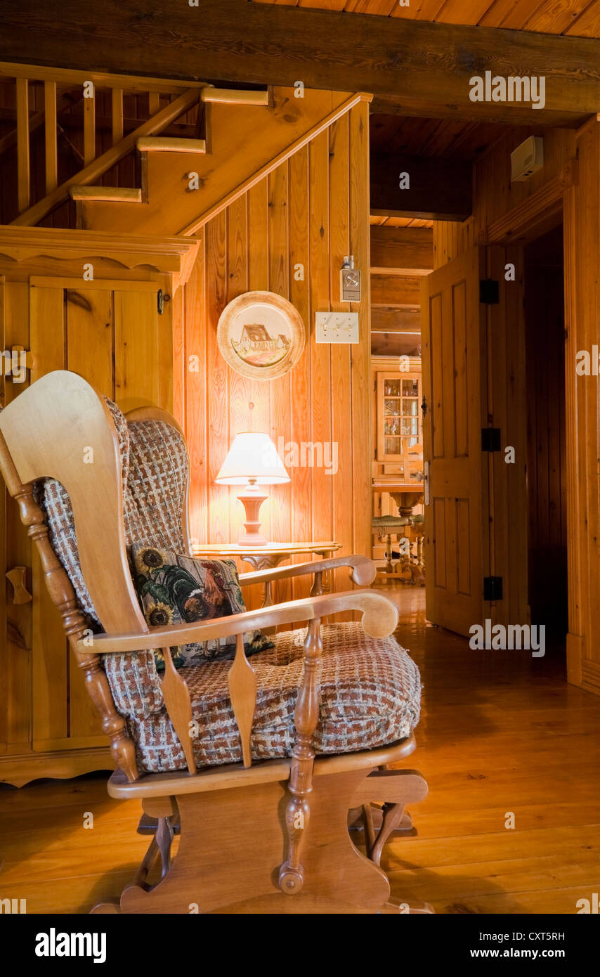 Fauteuil à bascule dans le salon d'une habitation de style cottage Canadiana log home, Québec, Canada. Cette image est la propriété Banque D'Images