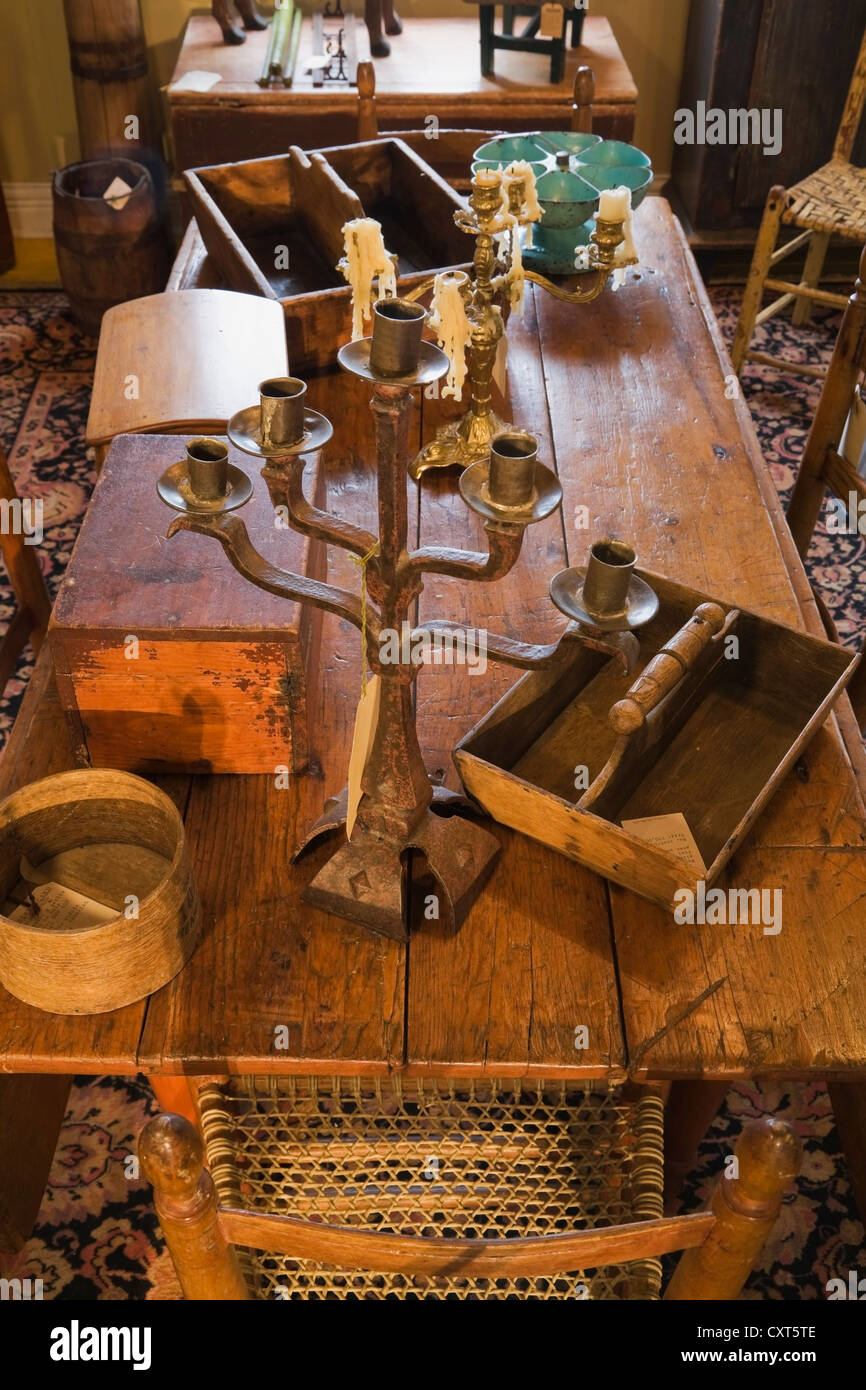 Table à manger en bois ancien avec objets de décoration à l'intérieur d'une vieille maison et magasin d'antiquités, Lanaudière, Québec, Banque D'Images