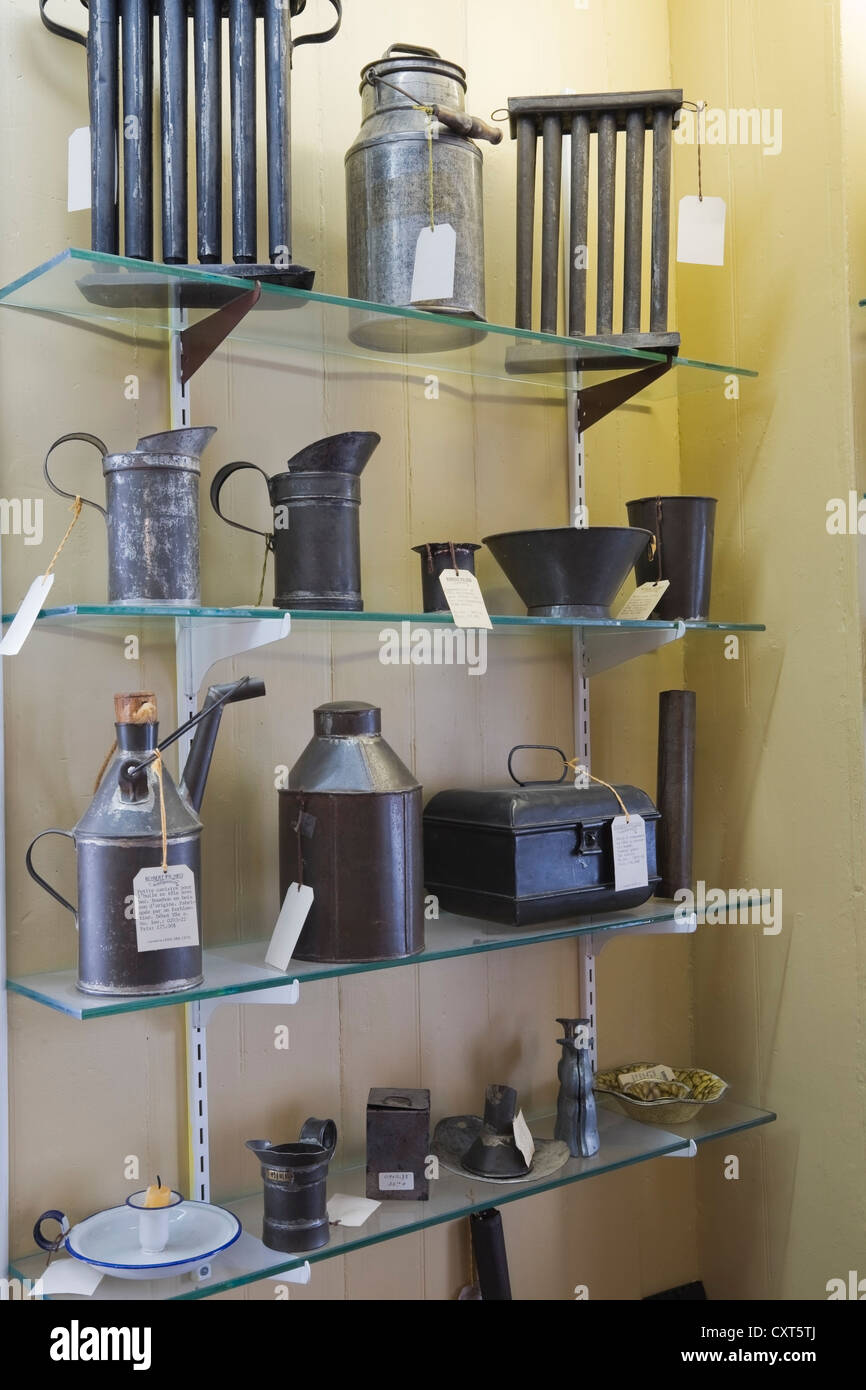 Décoration antique tin containers métalliques à l'intérieur d'une vieille maison et magasin d'antiquités, Lanaudière, Québec, Canada. Cette image Banque D'Images