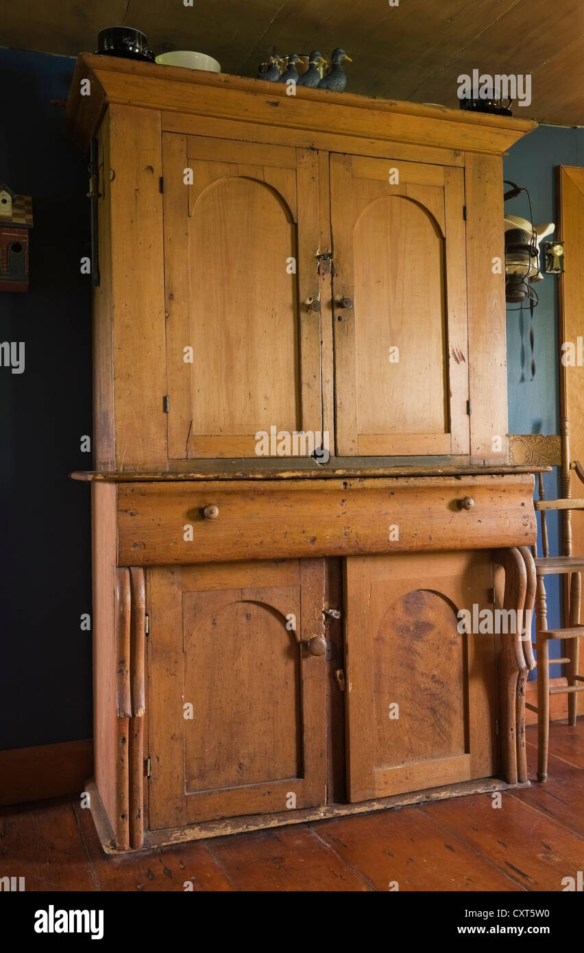 Armoire en pin antique dans la salle à manger d'une ancienne résidence de style cottage Canadiana log home, vers 1840, au Québec, Canada. Banque D'Images