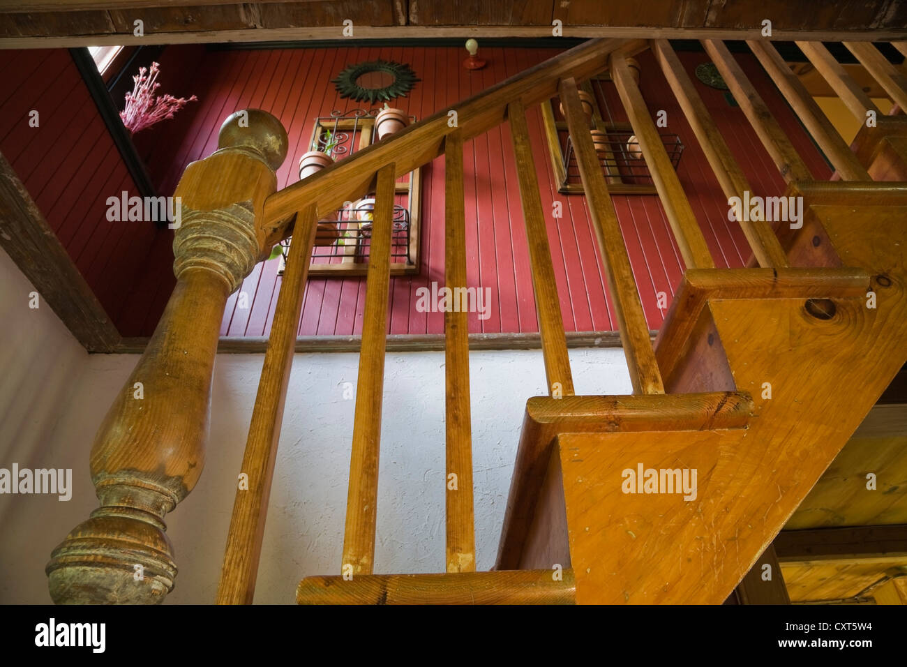 Gros plan de l'ensemble de balustres et balustrades dans un vieux escalier en bois dans une ancienne résidence de style cottage Canadiana log home, vers Banque D'Images