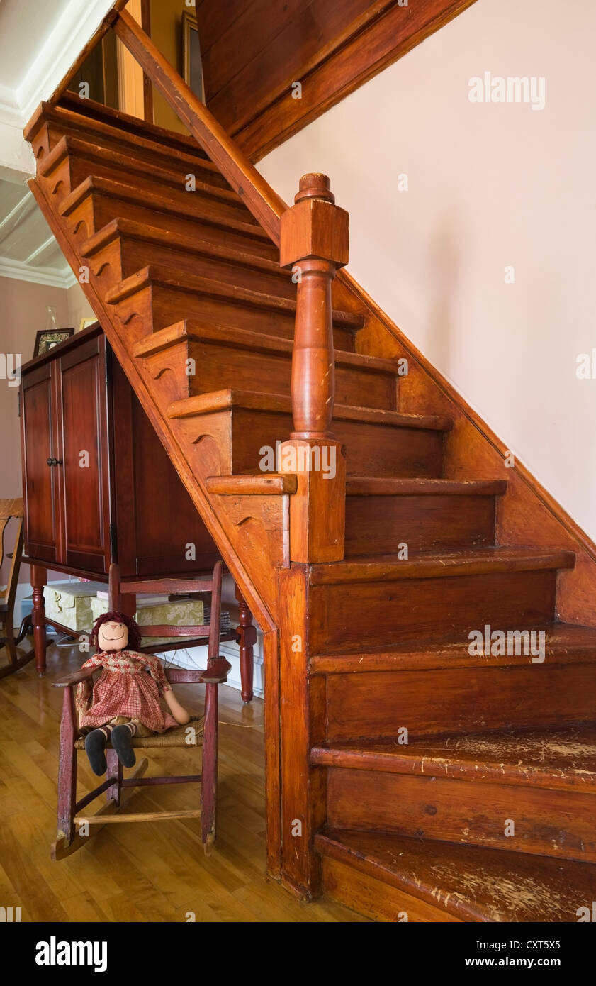 Ancien escalier en bois dans le salon d'une ancienne carrière de style cottage Canadiana résidentiel accueil de pierre, vers 1740, Montréal, Banque D'Images