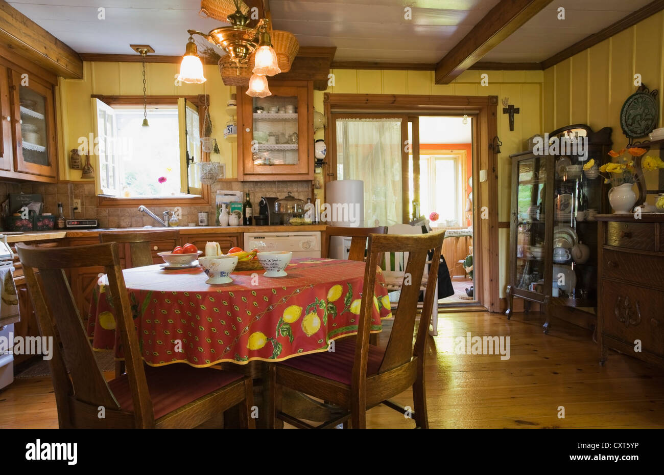 Table à manger, chaises et mobilier dans la cuisine d'un vieux chalet en bois de style Canadiana-revêtement résidentiel accueil, vers Banque D'Images