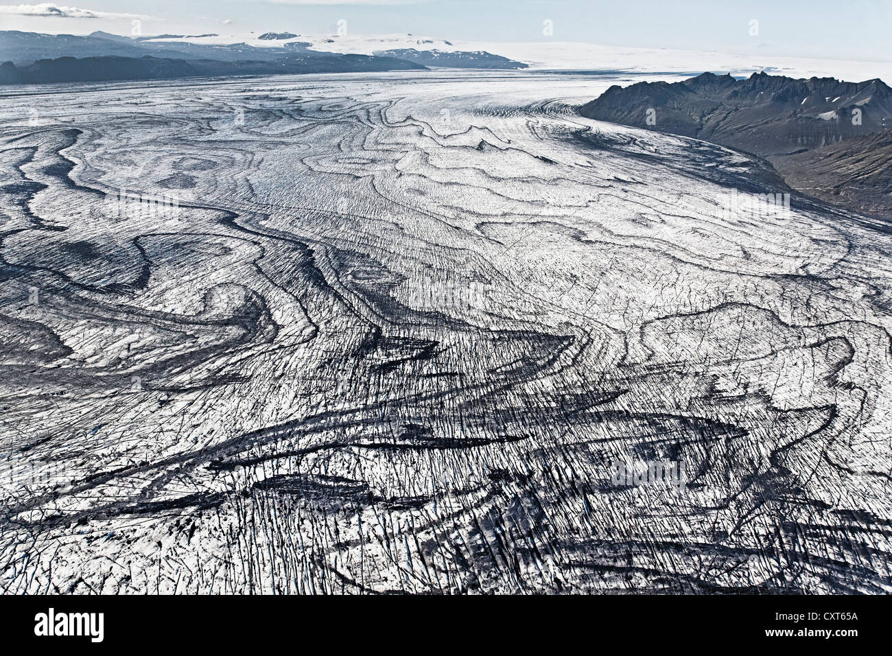 Vue aérienne, lignes et structures composé de cendres volcaniques et de lave noire dans la neige et la glace de glacier Vatnajoekull, Islande Banque D'Images