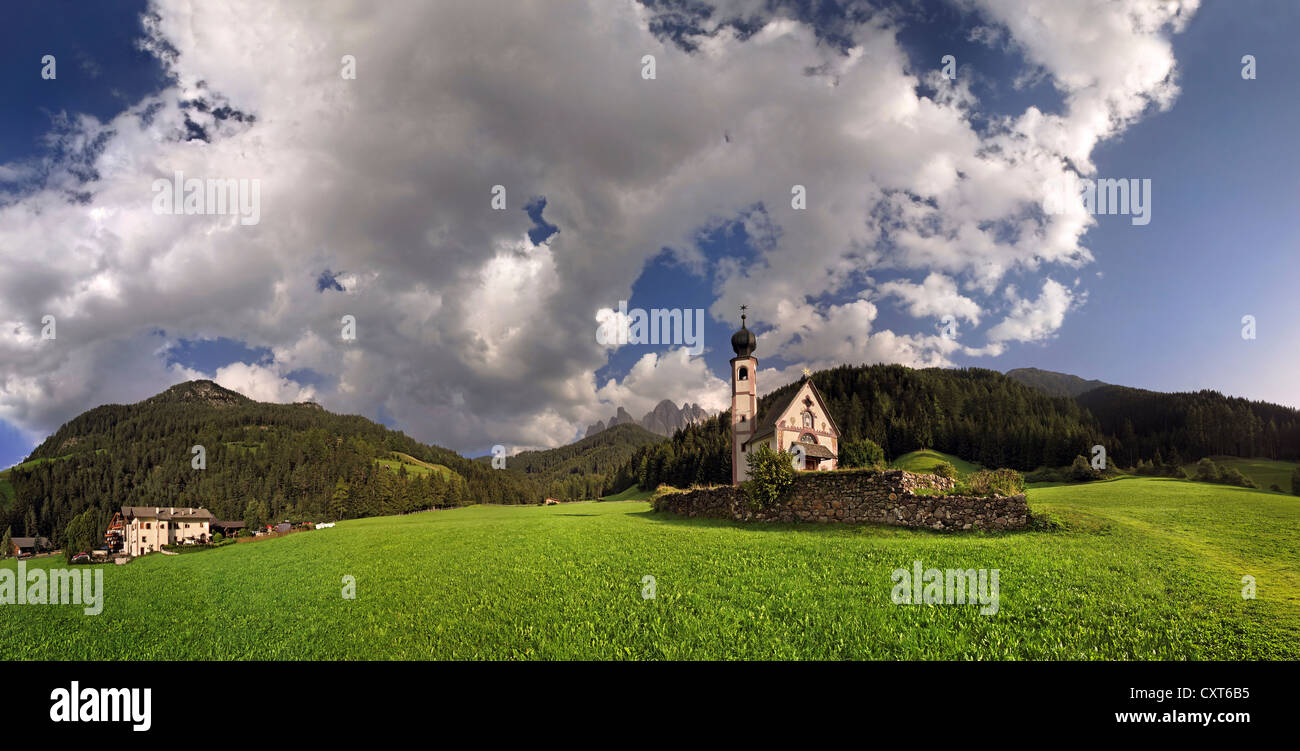 Petite église de St Johann In Saintes avec le groupe Geisler, Odle, montagnes et ciel nuageux, Villnoess ou Funes Valley Banque D'Images