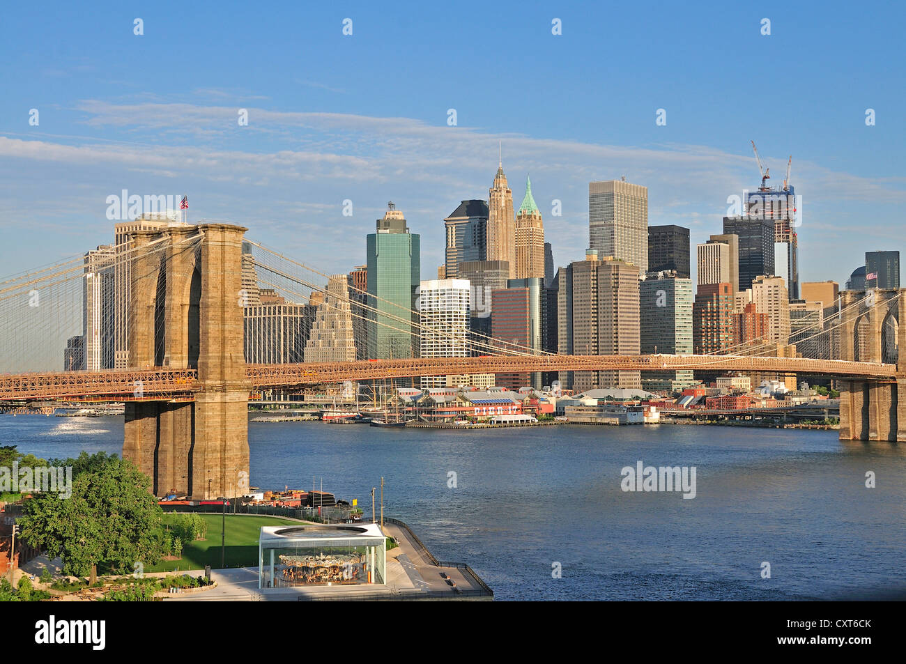 Skyline de Manhattan et Brooklyn Bridge, Empire-Fulton Ferry State Park ci-dessous, vue de pont de Manhattan, Manhattan Banque D'Images