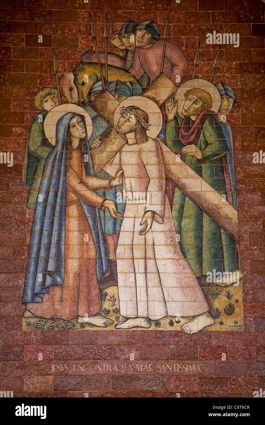 Scène religieuse peinte sur le mur à la basilique de Fatima, Fatima, Portugal, Europe Banque D'Images