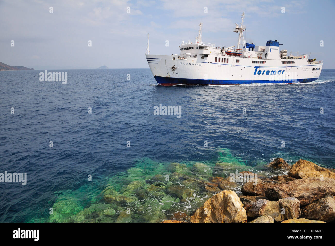 Toremar ferry off un éperon pier, Rio Marina, l'île d'Elbe, Toscane, Italie, Europe Banque D'Images