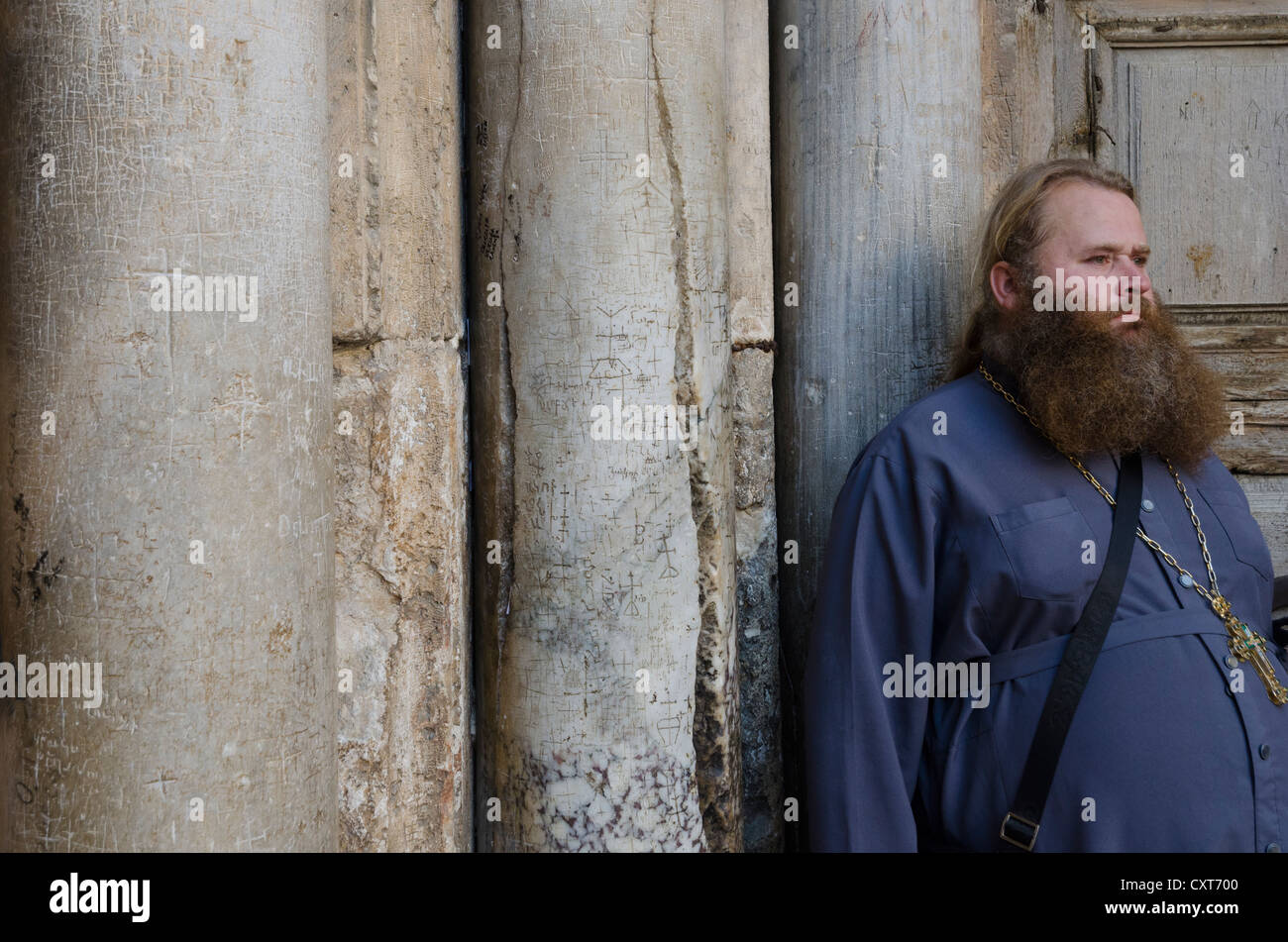 Prêtre orthodoxe russe debout à côté de colonnes à l'entrée du Saint-Sépulcre. Vieille ville de Jérusalem. Israël. Banque D'Images
