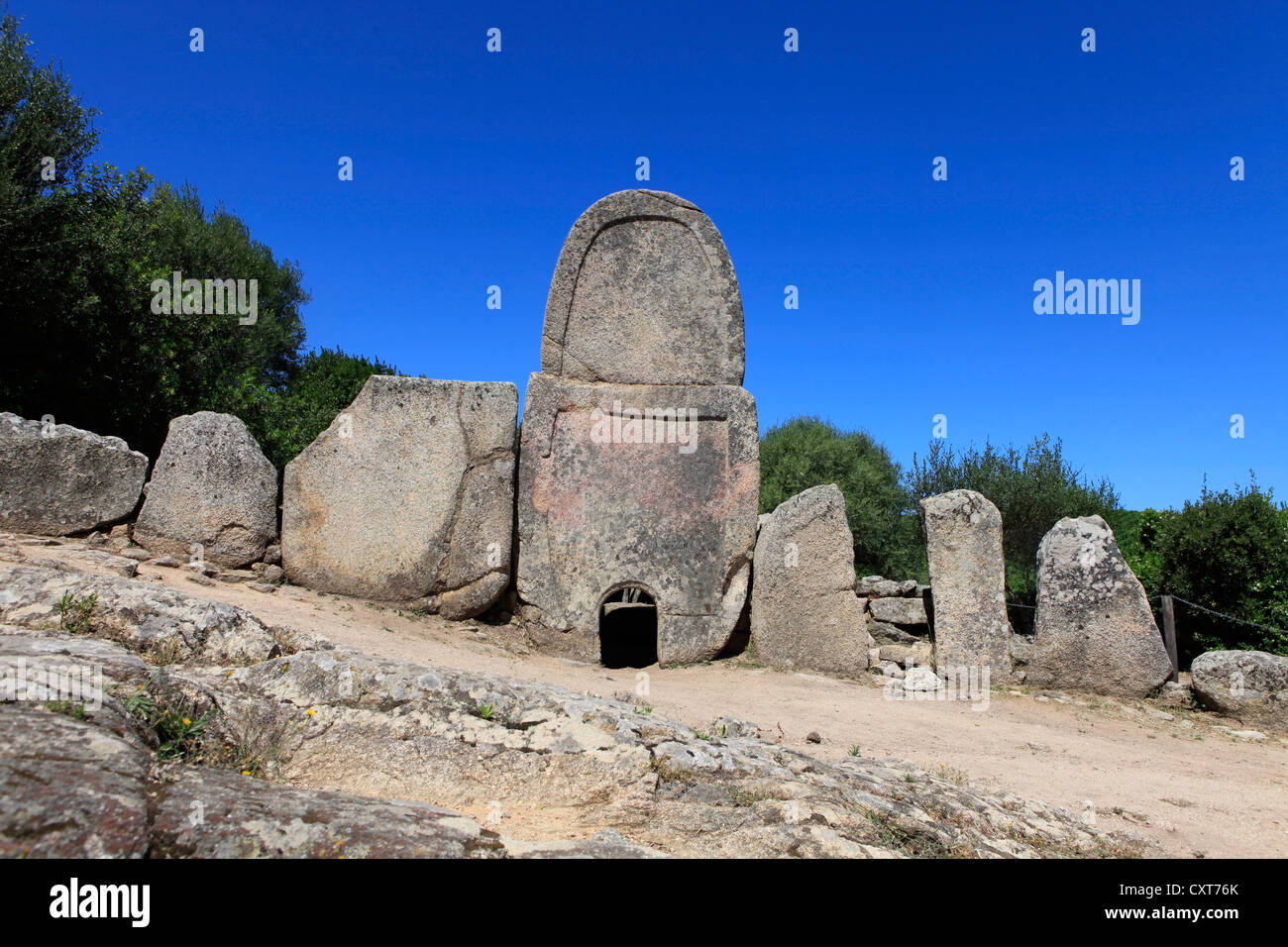 Tomba dei Giganti, Coddu Vecchiu, Arzachena, civilisation Nuragique, site mégalithique, tombe du géant, Costa Smeralda, Sardaigne Banque D'Images