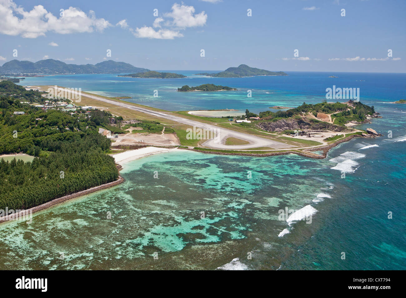 L'aéroport international, l'Anse Aux Pins, Parc National Marin de Sainte-Anne à l'arrière, Mahe, Seychelles, Afrique, Océan Indien Banque D'Images