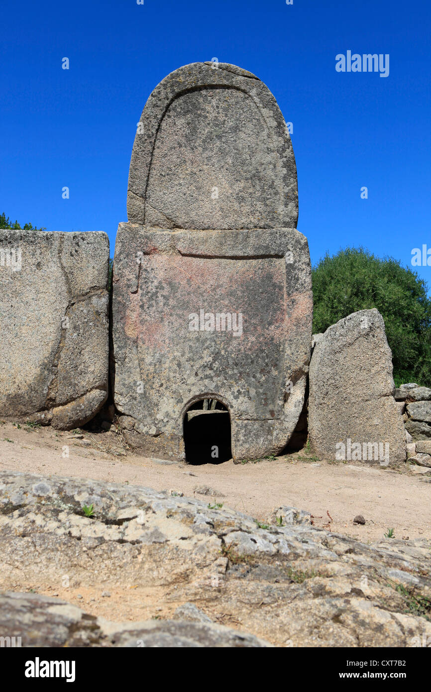 Tomba dei Giganti, Coddu Vecchiu, Arzachena, tombe du géant, une tombe mégalithique sarde construit par la galerie Nuragique Banque D'Images