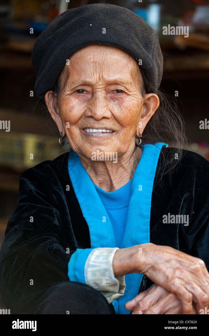 Smiling elderly woman de la tribu colline Hmong, minorité ethnique de l'Asie de l'Est, portrait, Nord de la Thaïlande, la Thaïlande, l'Asie Banque D'Images