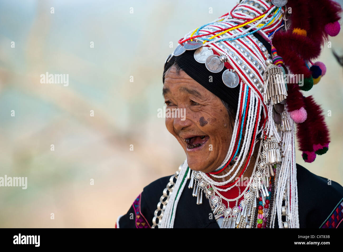 Femme souriante avec coiffe de l'Akha hill tribe, minorité ethnique, le nord de la Thaïlande, la Thaïlande, l'Asie Banque D'Images