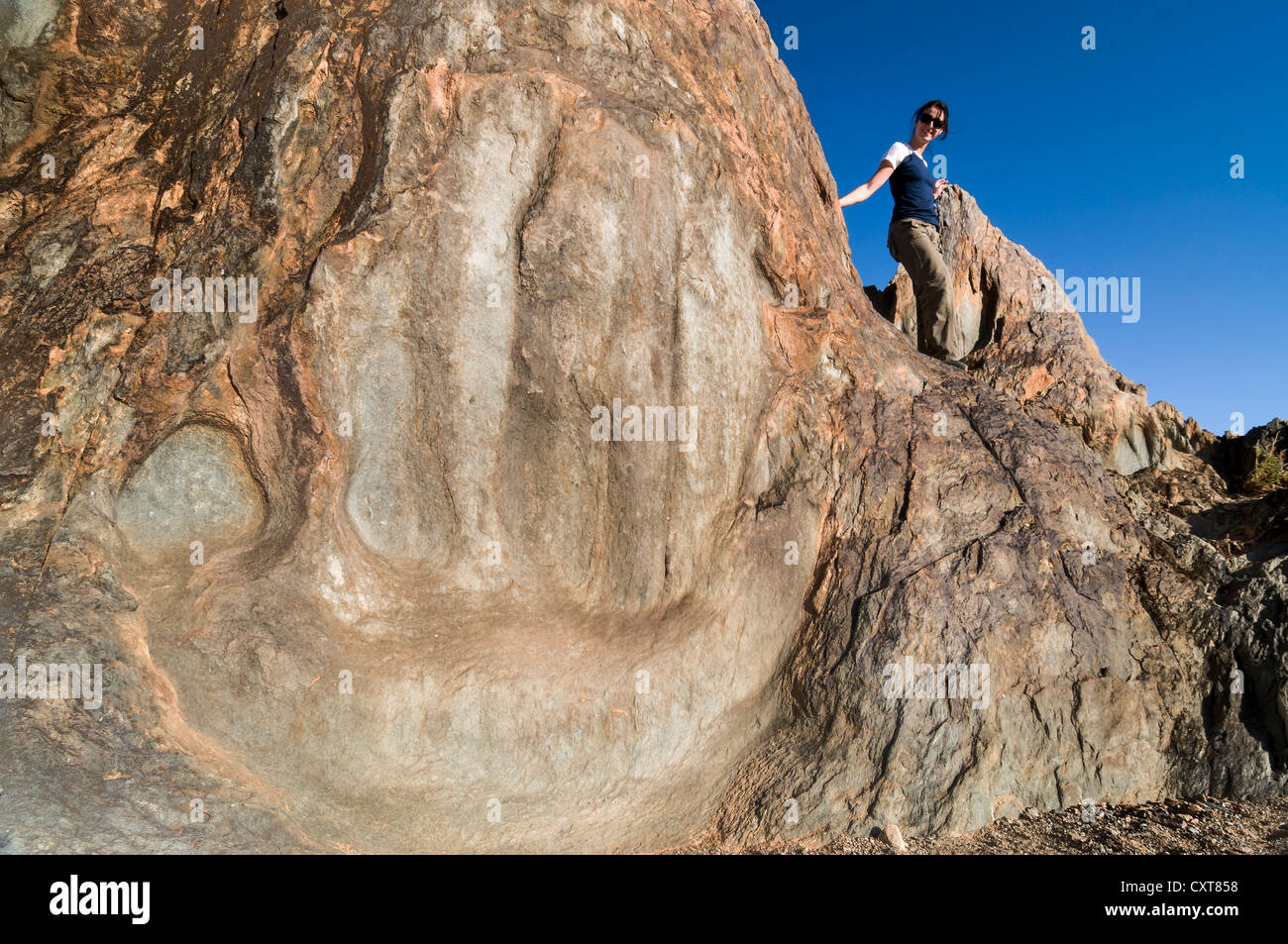 Femme sur la formation rocheuse appelée la main de Dieu, le parc national de Richtersveld, Northern Cape, Afrique du Sud, l'Afrique Banque D'Images