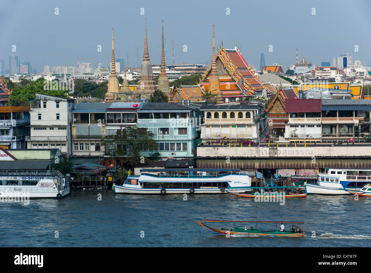 Bateaux sur le Chao Phraya, avec vue sur la ville, Bangkok, Thailande, Asie Banque D'Images