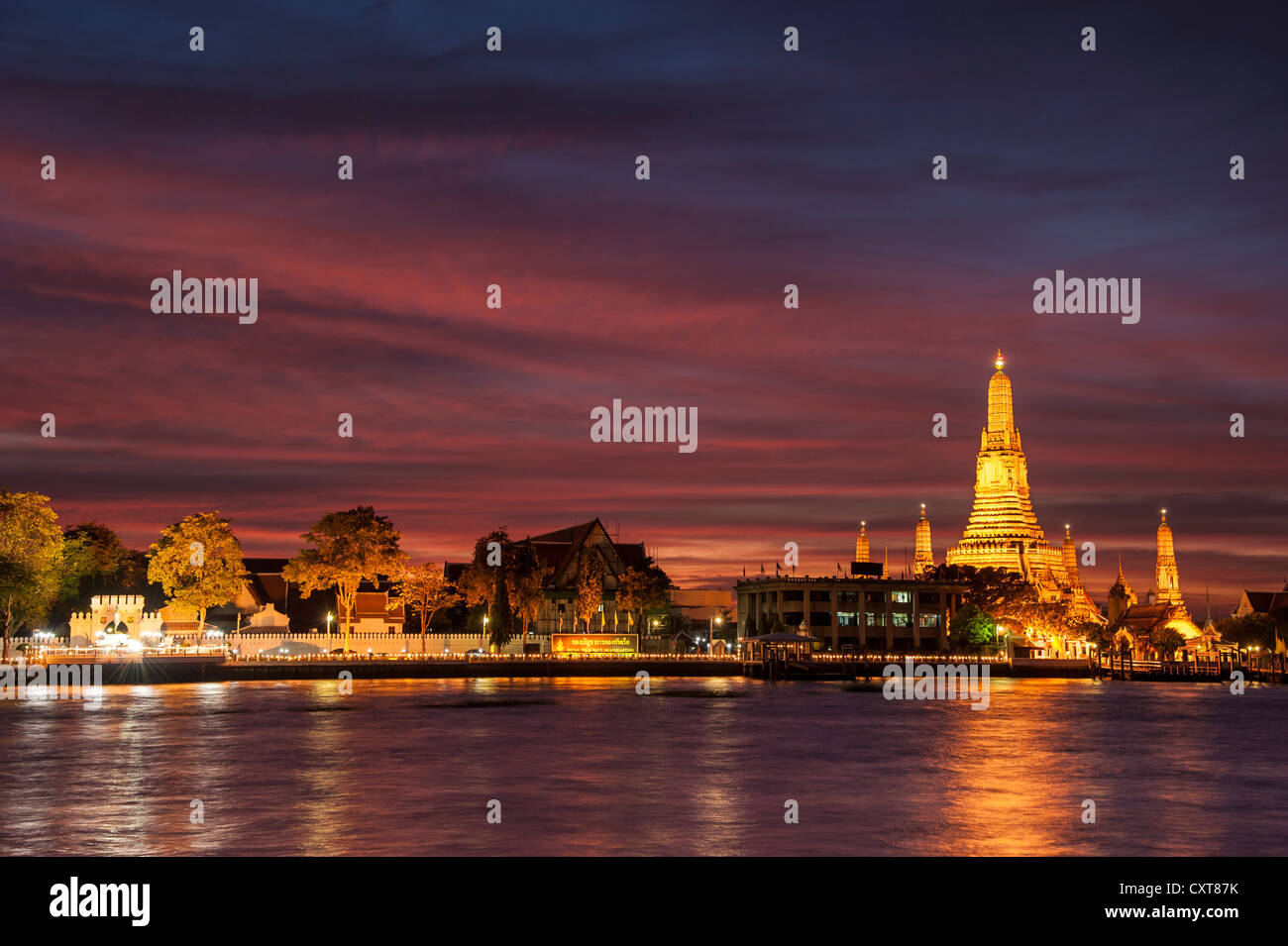 Wat Arun, Temple de l'aube, rivière Chao Phraya, coucher de soleil, crépuscule, Bangkok, Thailande, Asie Banque D'Images
