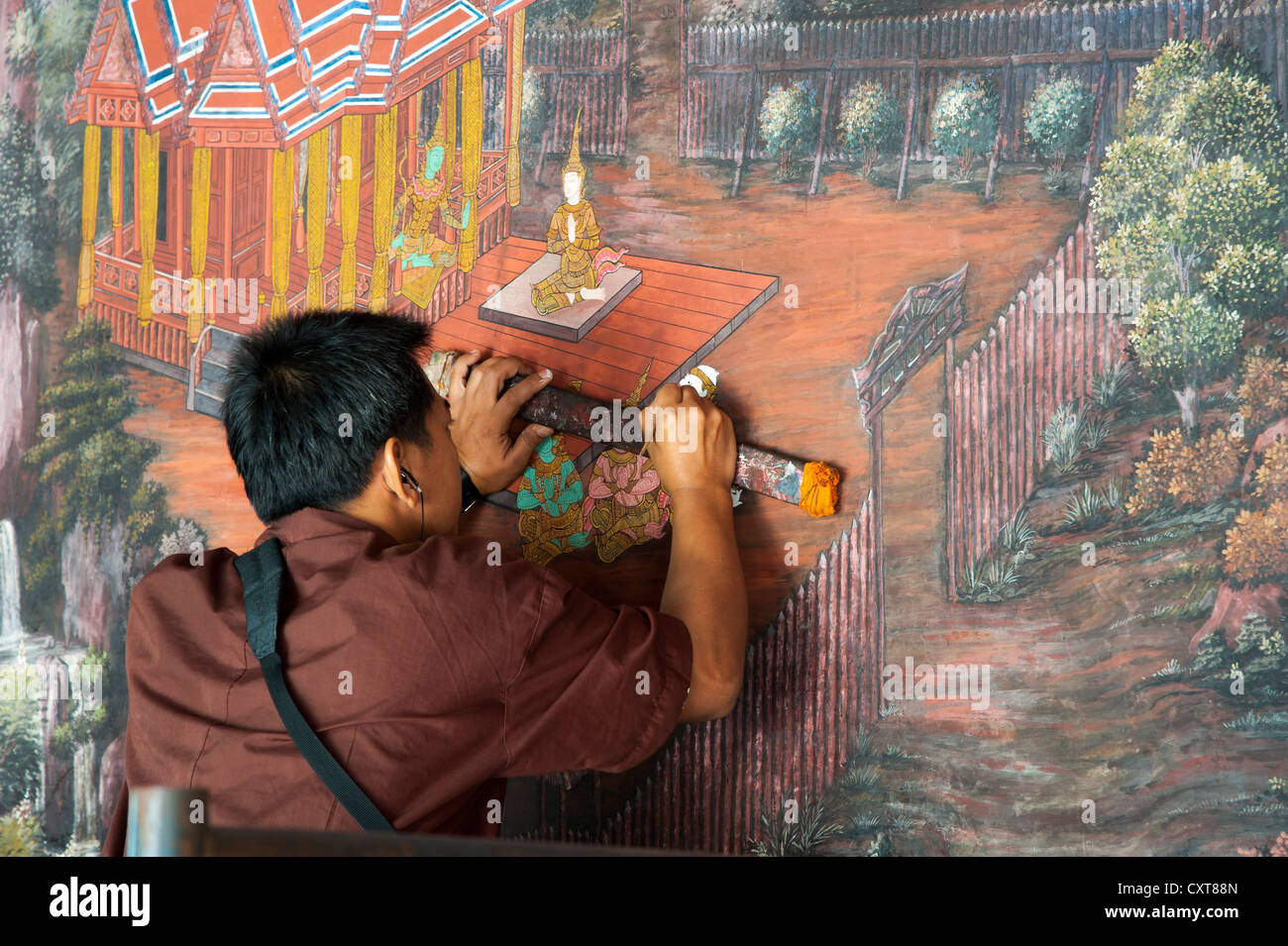 Travaux de restauration, des peintures murales dans le Ramakien Phra Rabieng gallery, la vue de détail, Wat Phra Kaeo, le Grand Palais ou Palais Royal Banque D'Images