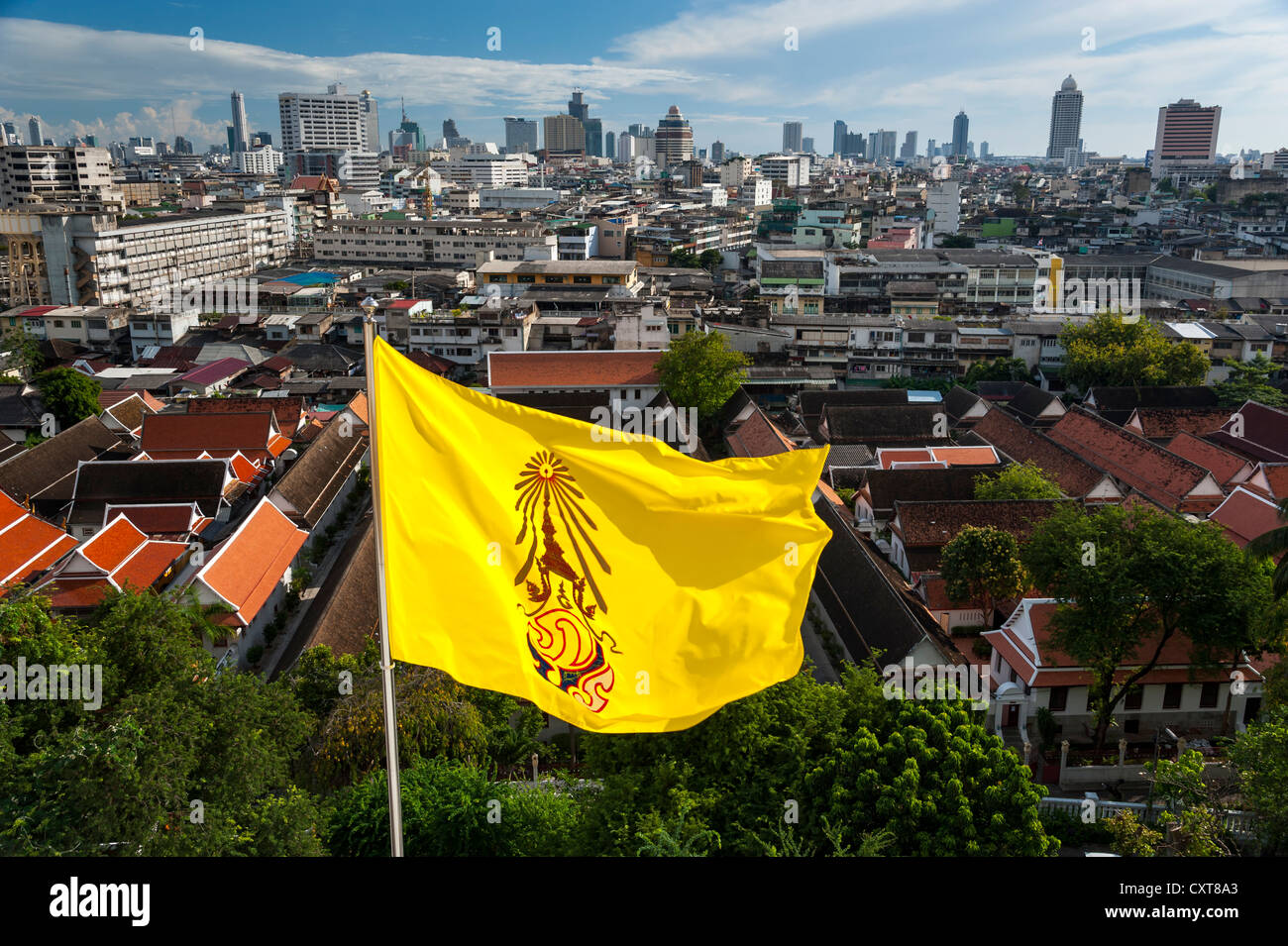 Drapeau jaune, vue sur l'horizon de Bangkok avec le Bang Rak financial district, Bangkok, Thailande, Asie Banque D'Images