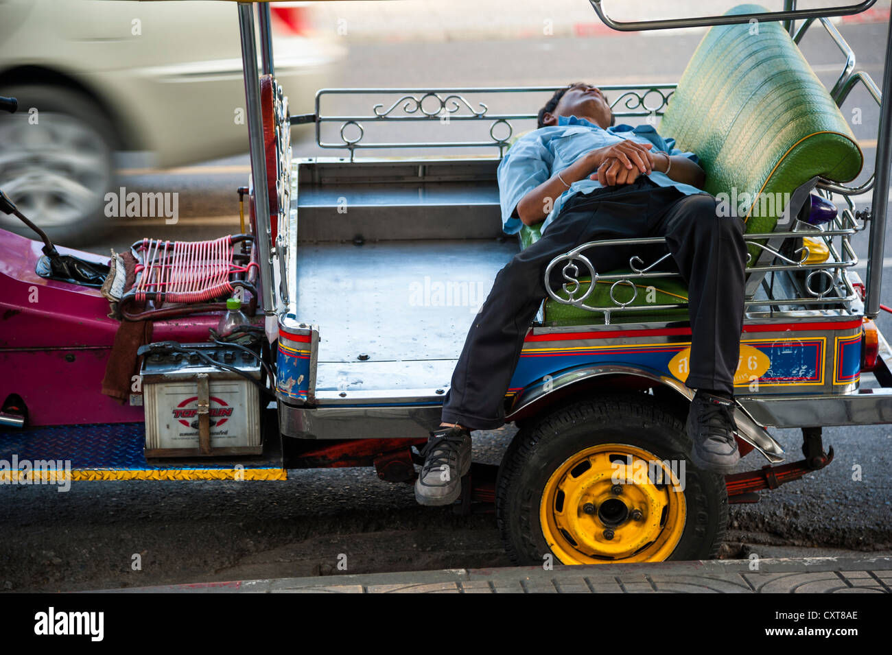 Tuk-tuk driver dormir dans son véhicule, Bangkok, Thailande, Asie Banque D'Images