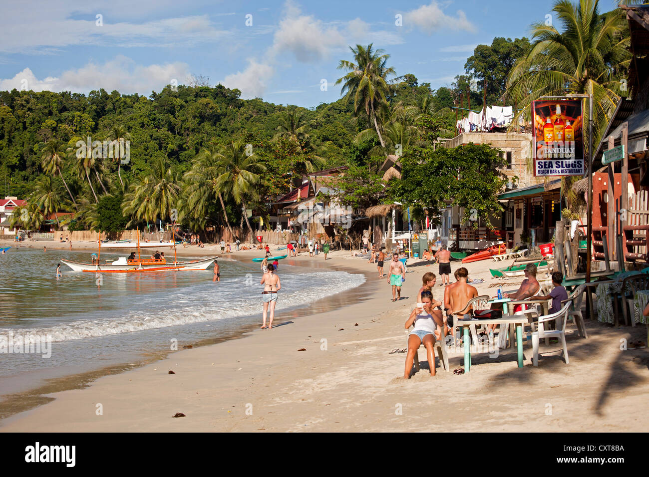 Bar De Plage Et Les Touristes Sur La Plage El Nido Palawan