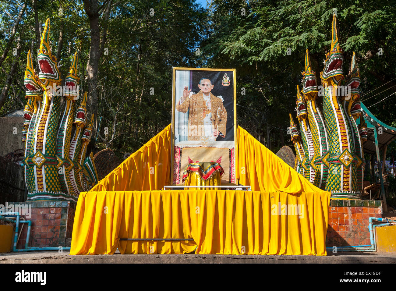 Portrait du roi et de serpents à multiples facettes à l'escalier de Naga, Wat Phra That Doi Wao Temple, dans l'extrême nord de Mae Sai Banque D'Images