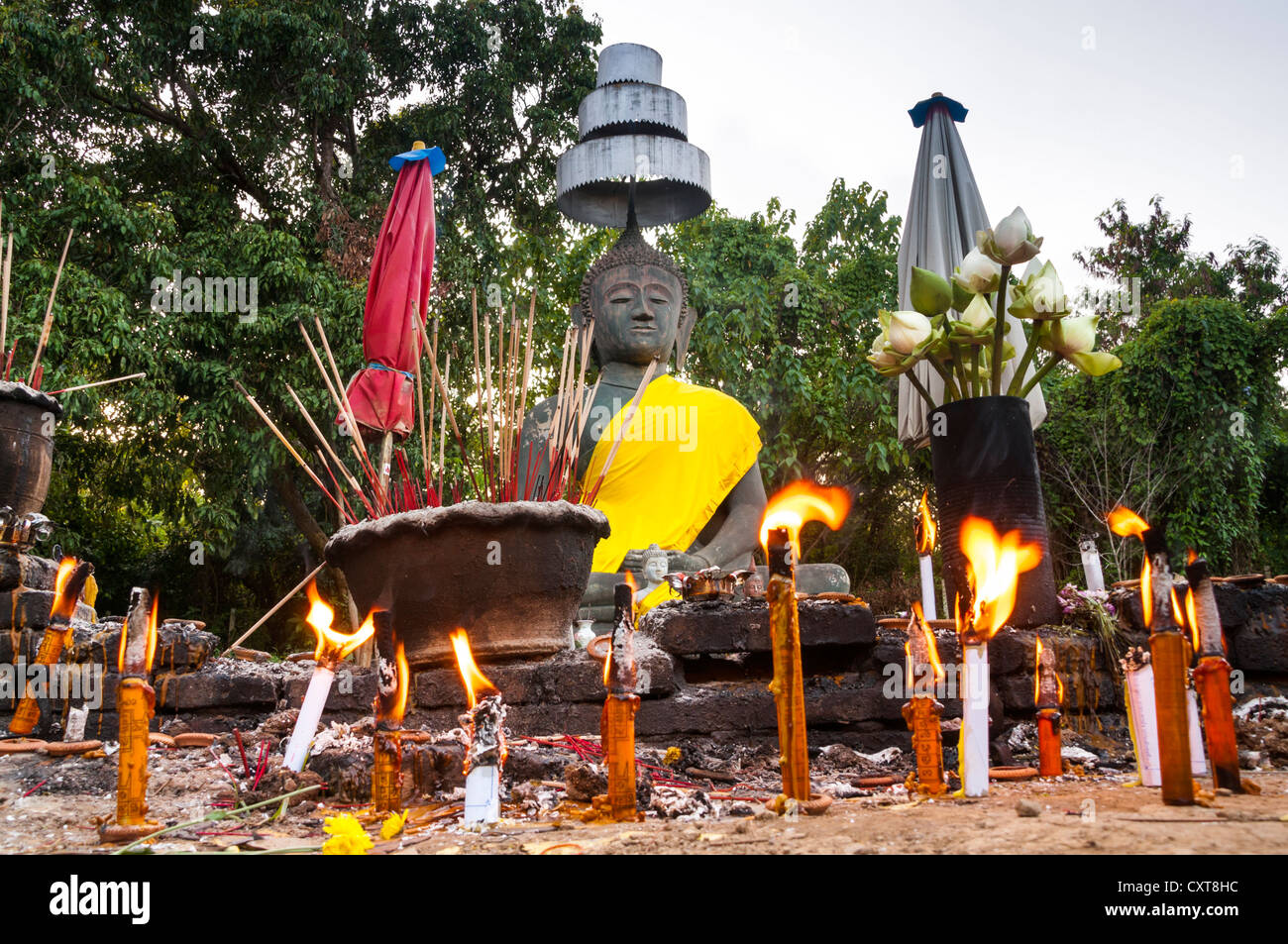 Statue de Bouddha et allumé des bougies, restauré Wiang Kum Kam settlement, Chiang Mai, Thaïlande du Nord, Thaïlande, Asie Banque D'Images