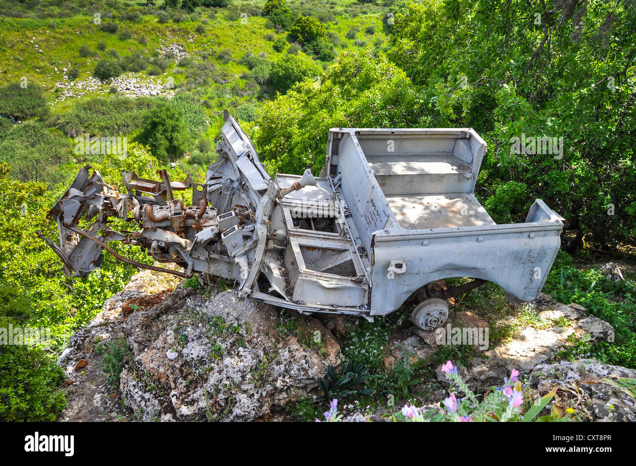 Épave d'un véhicule tout-terrain comme un mémorial à la guerre des Six Jours, Banyas, Banias ou Banjas Nature Reserve, Israël Banque D'Images