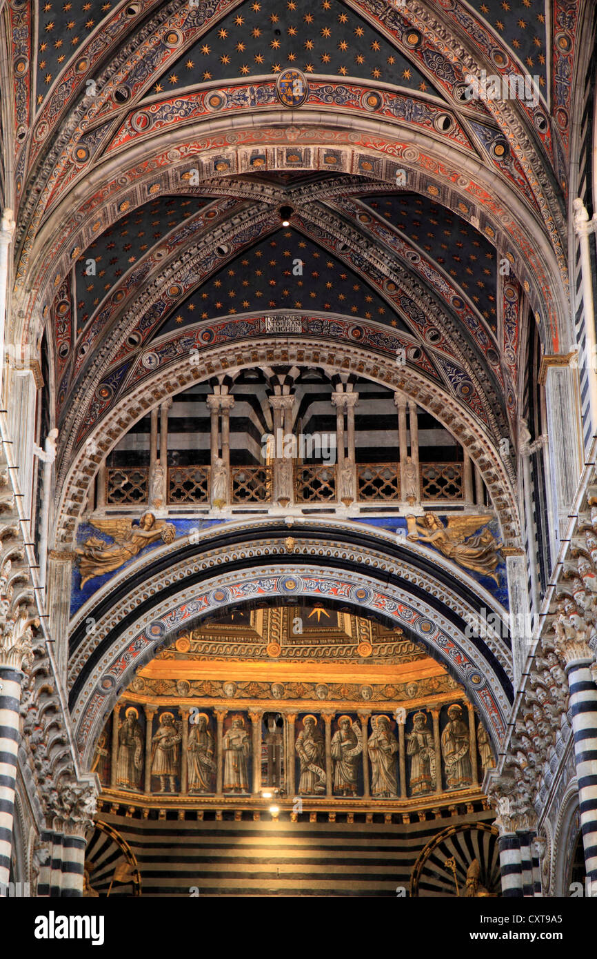 Vue de la nef et le choeur avec ses voûtes croisées comme vu de l'entrée principale, la Cathédrale de Sienne Banque D'Images