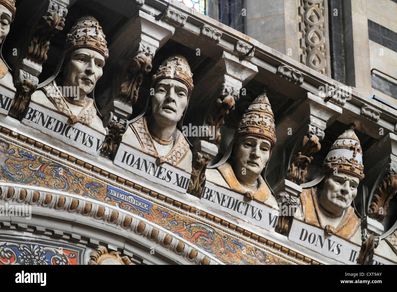 Les bustes des Papes Benoît C., John XIII., Benoît VI., La Cathédrale de Sienne ou la Cathédrale de Santa Maria Assunta, Sienne, Toscane, Italie Banque D'Images