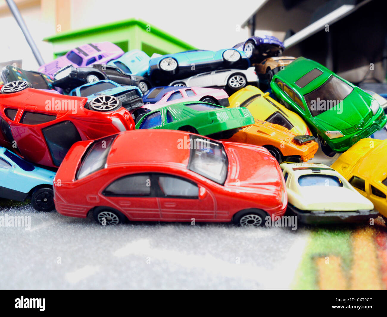 Petites voitures dans une pile Banque D'Images