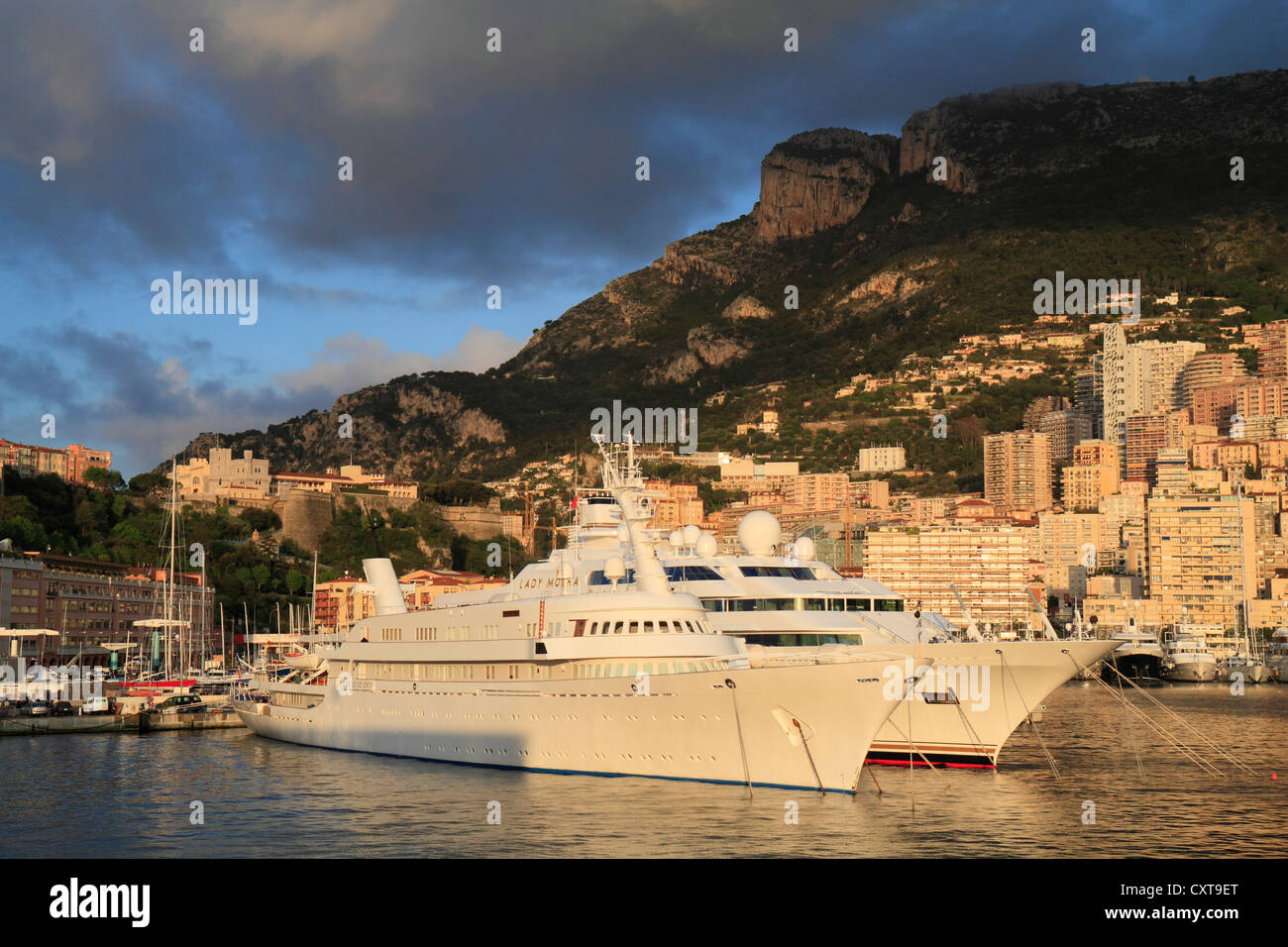 Port Hercule au petit matin avec les croiseurs Atlantis II et Lady Moura, Principauté de Monaco, Côte d'Azur Banque D'Images