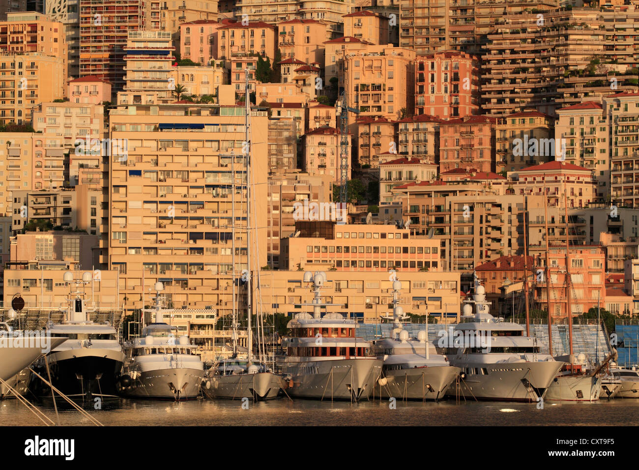 Les bâtiments de grande hauteur dans le quartier de La Condamine et de croiseurs au petit matin, Port Hercule, Principauté de Monaco Banque D'Images