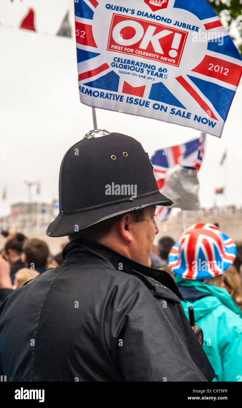 Bobby en tenant un drapeau Union Jack, Queen's Jubilee, Londres Banque D'Images