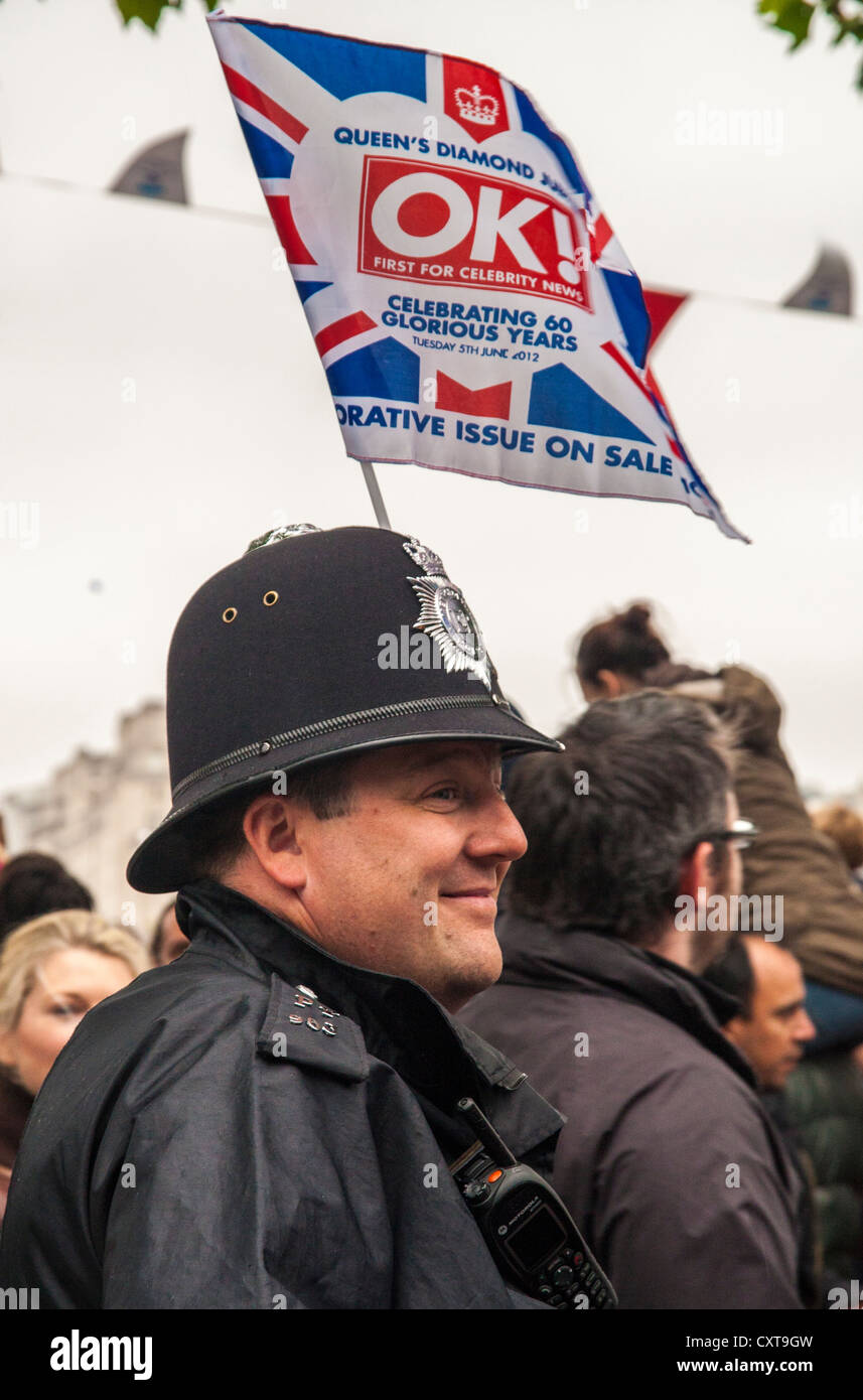 Bobby en tenant un drapeau Union Jack, Queen's Jubilee, Londres Banque D'Images