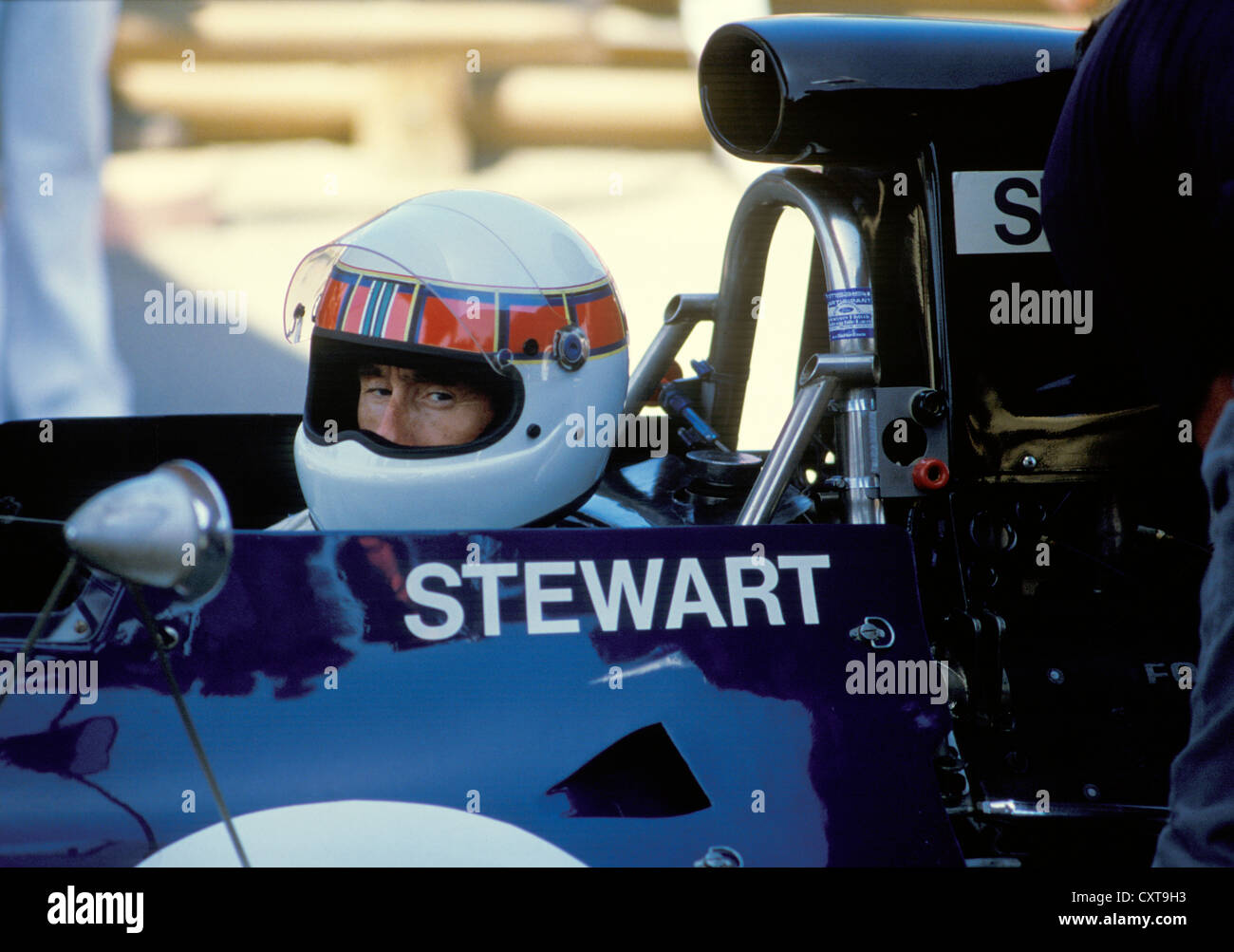 Jackie Stewart s'affiche dans une voiture de F1 au Monterey Historic Automobile Banque D'Images