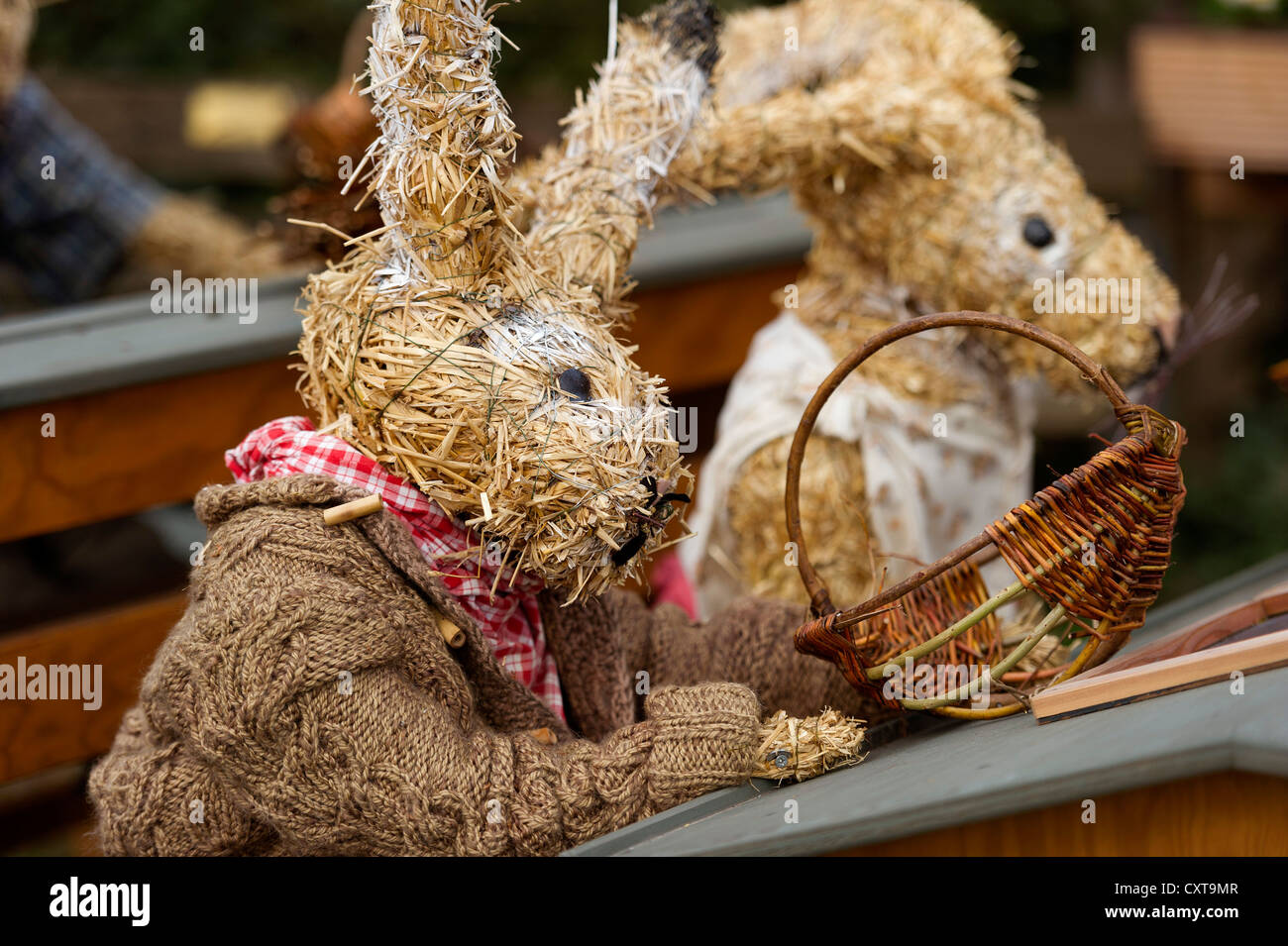 Life-size poupées de paille, lapins de Pâques que d'élèves dans une école de lapin à Pâques, Niederneuching-Ottenhofen, Haute-Bavière Banque D'Images