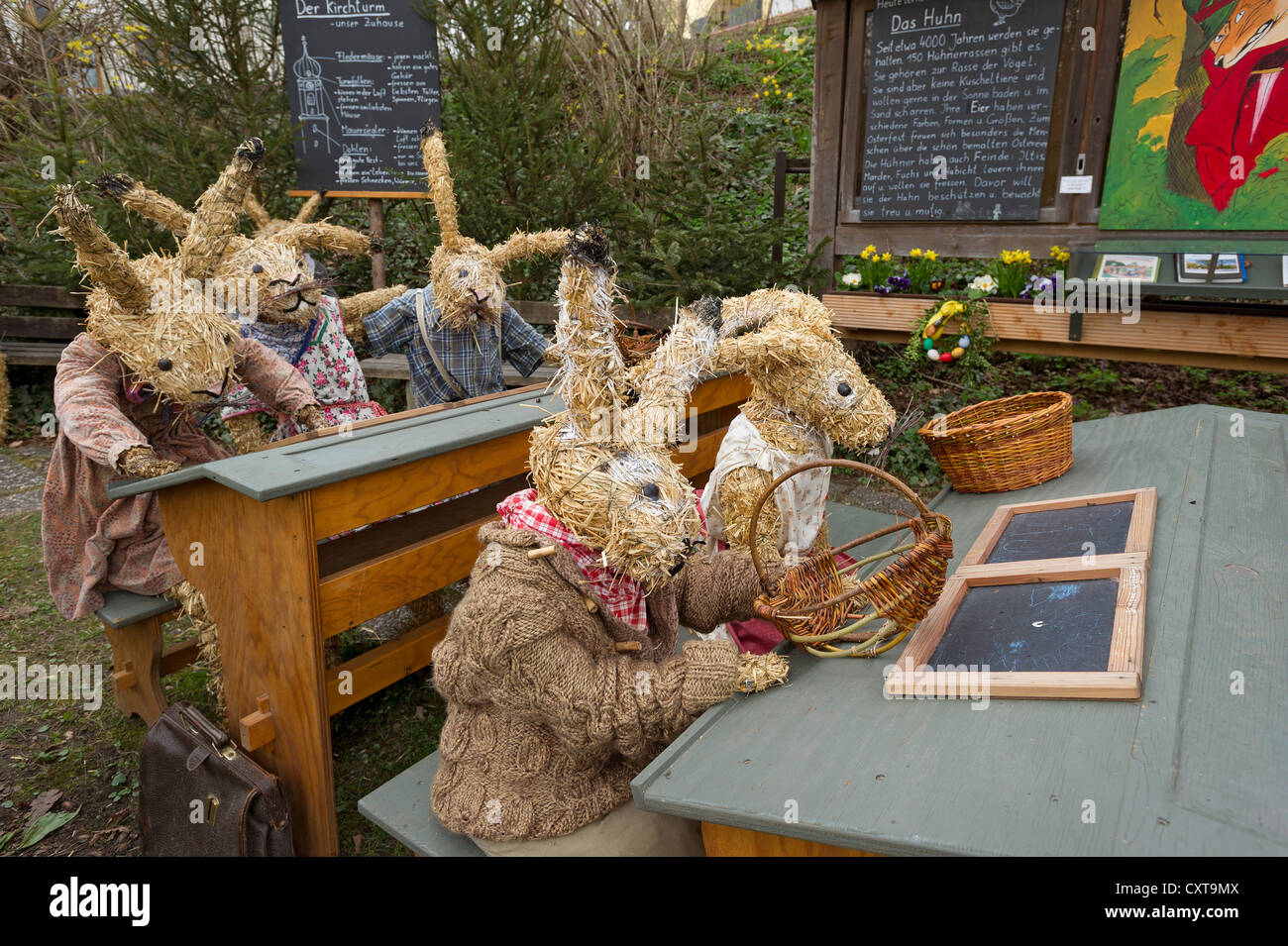 Life-size poupées de paille, lapins de Pâques que d'élèves dans une école de lapin à Pâques, Niederneuching-Ottenhofen, Haute-Bavière Banque D'Images
