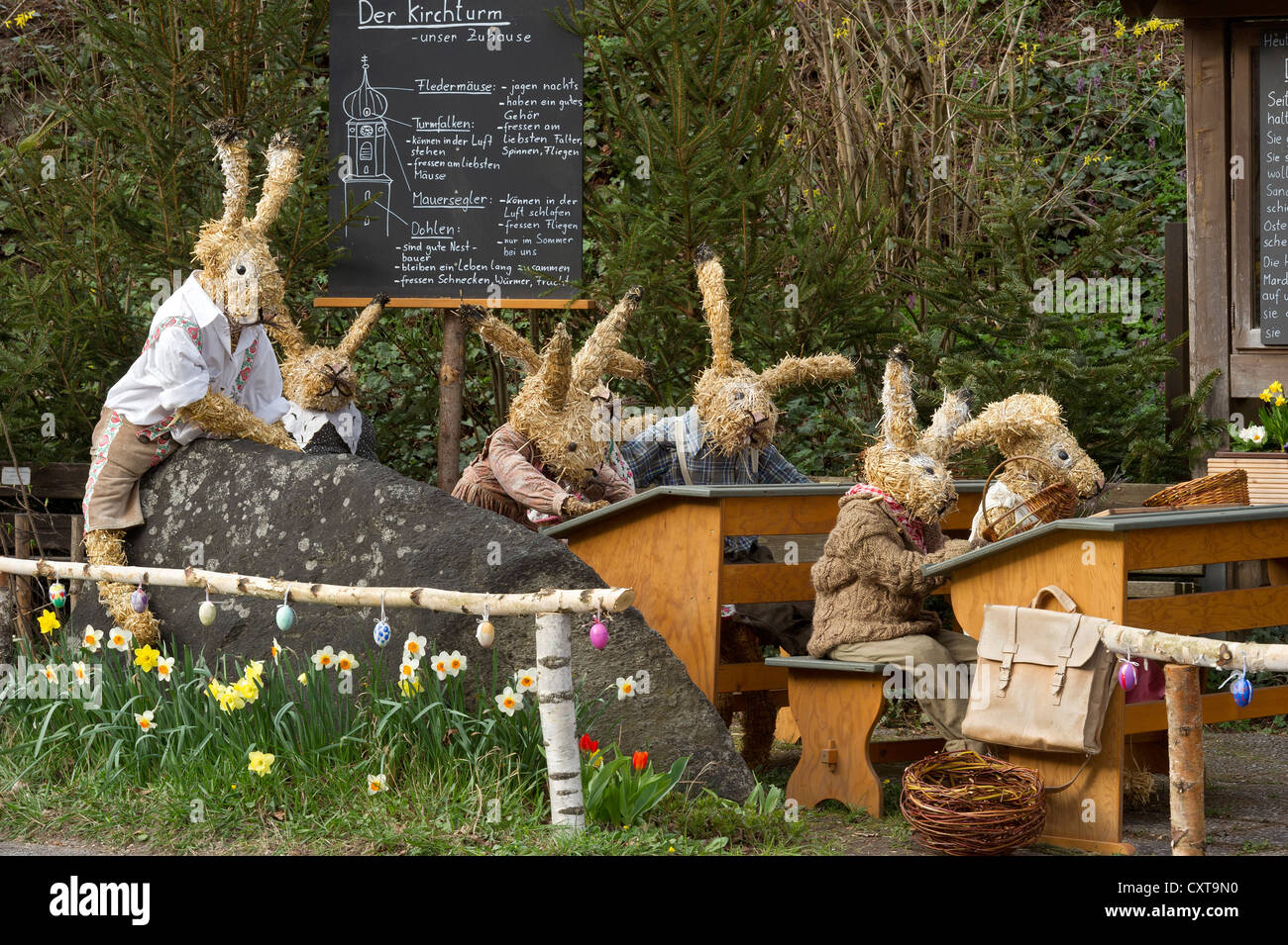Life-size poupées de paille, lapins de Pâques que d'élèves dans une école de lapin à Pâques, Niederneuching-Ottenhofen, Haute-Bavière Banque D'Images