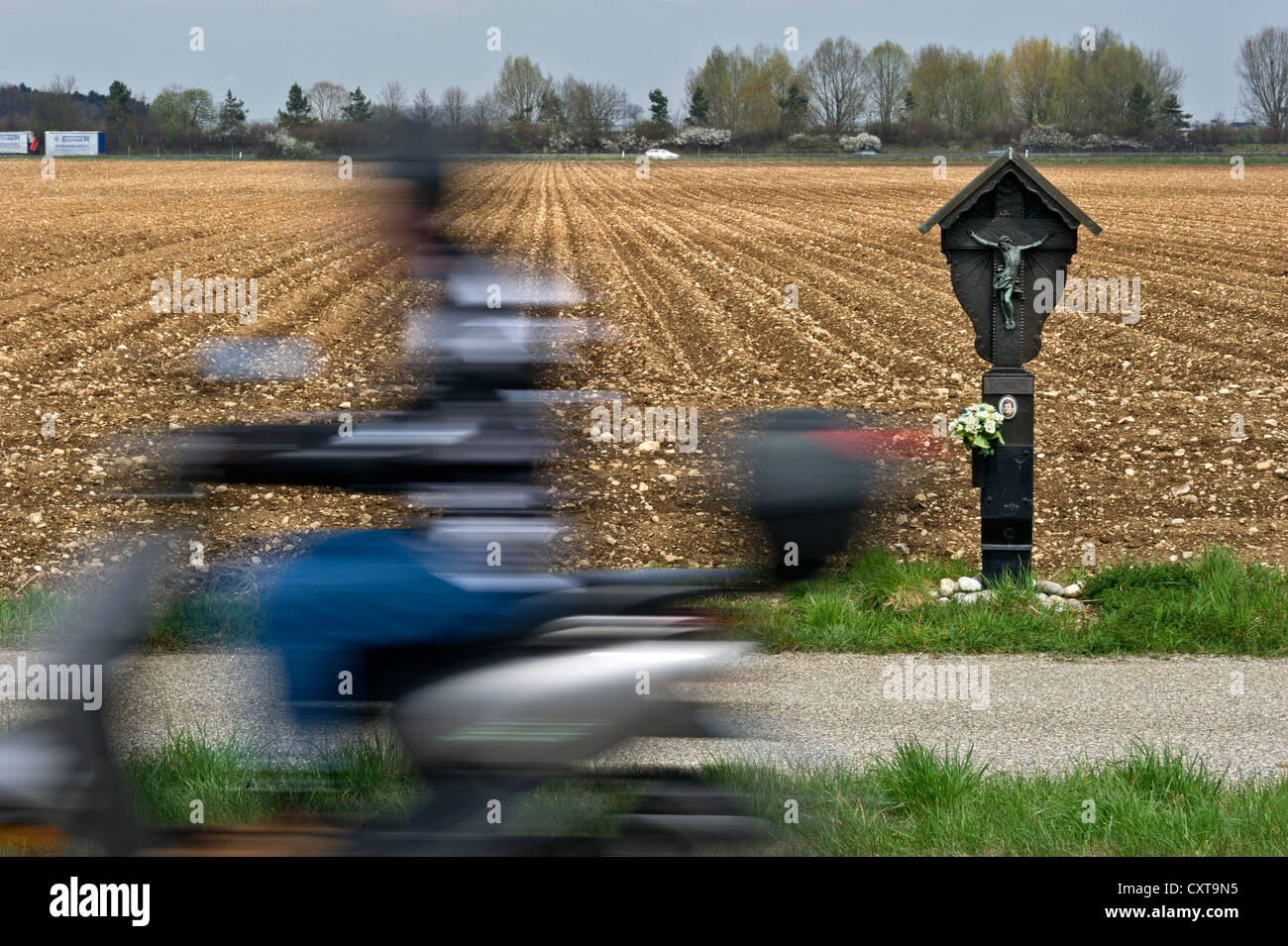 Route commémorative croix pour la victime d'un accident, avec accélération moto passé, route de campagne près de Anzing, Haute-Bavière Banque D'Images