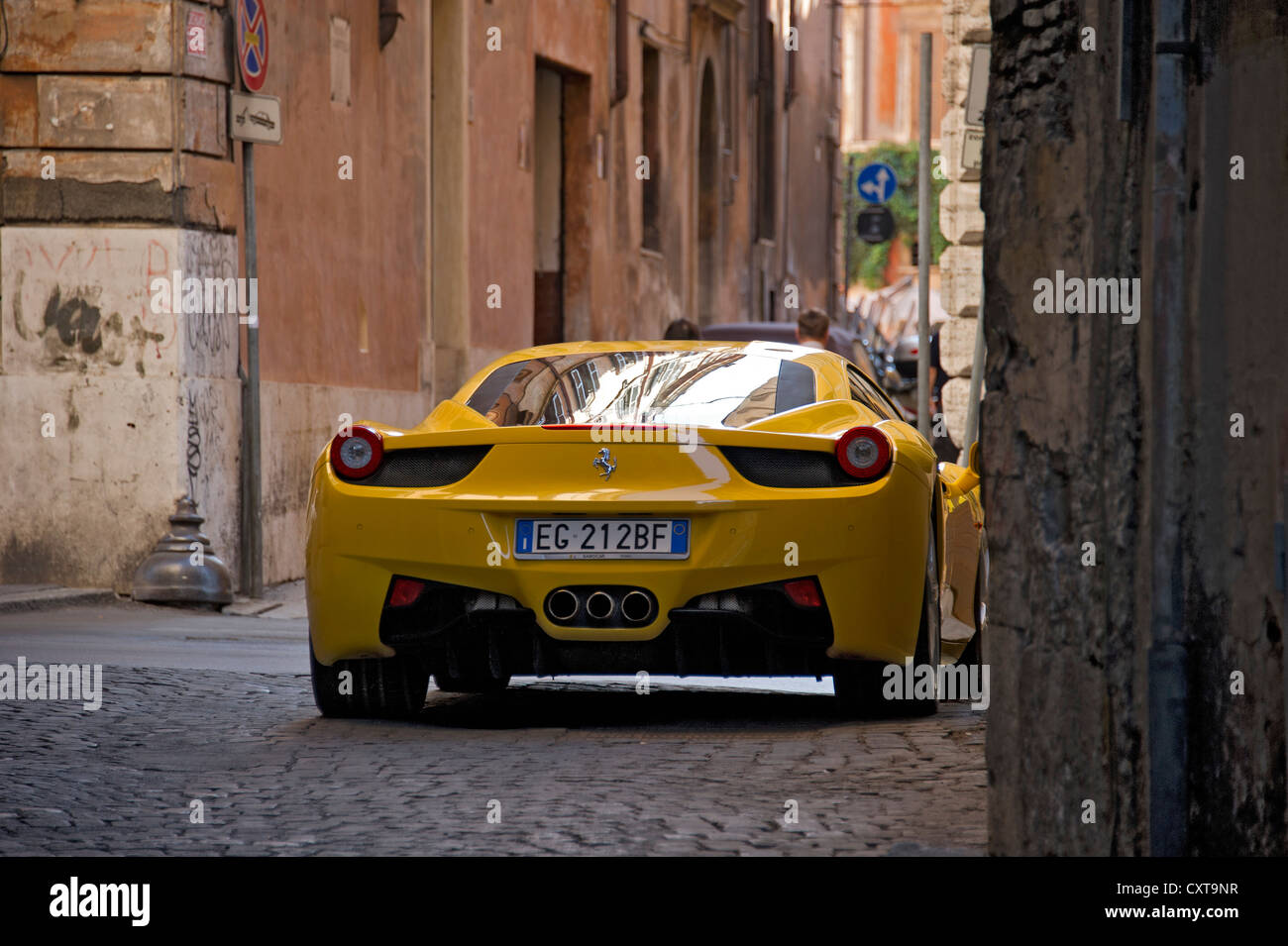 Ferrari 458 Italia dans une ruelle, quartier historique de Rome, Latium, Italie, Europe Banque D'Images