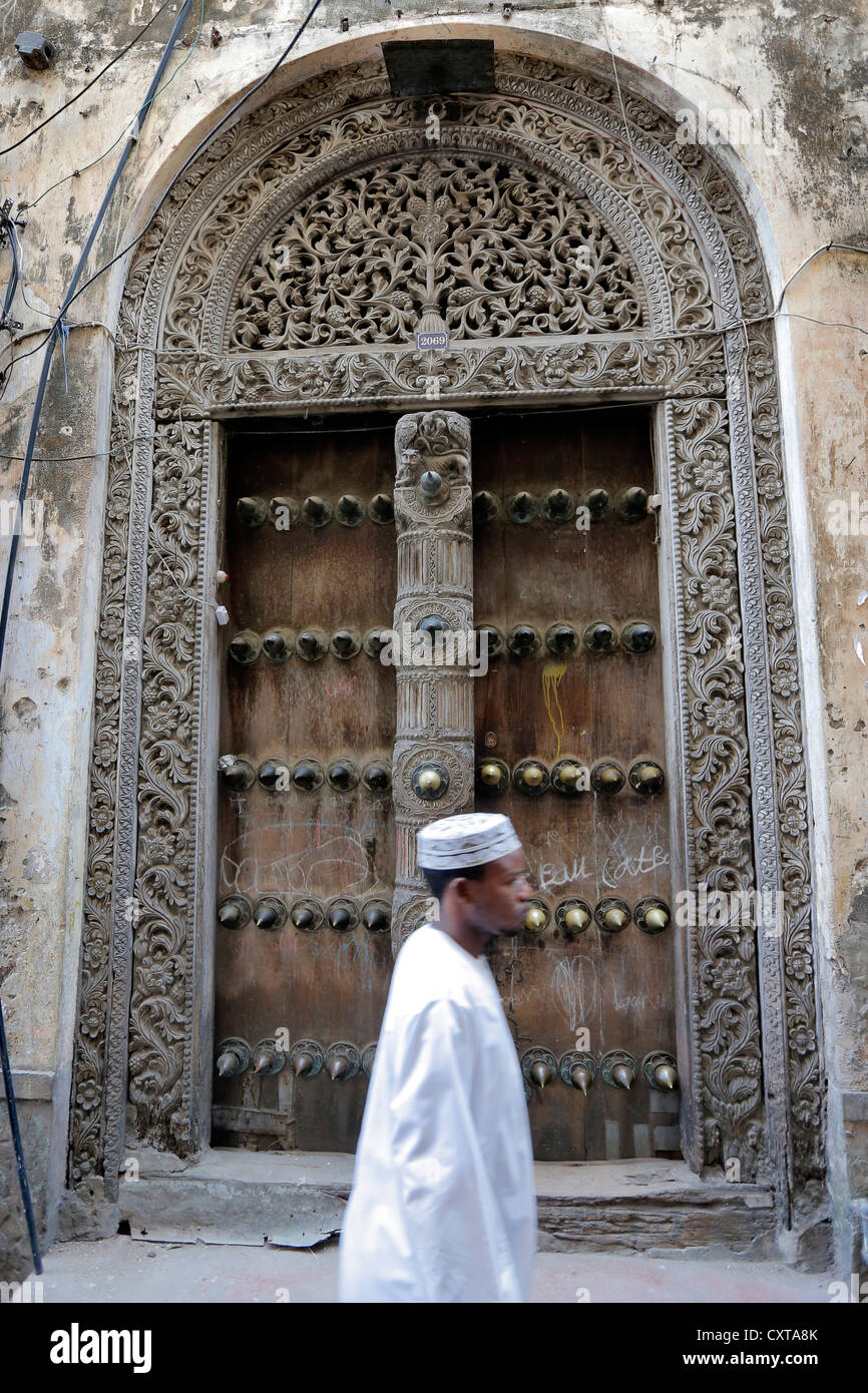 Porte arabe ornés de Stone Town Zanzibar Tanzanie Banque D'Images