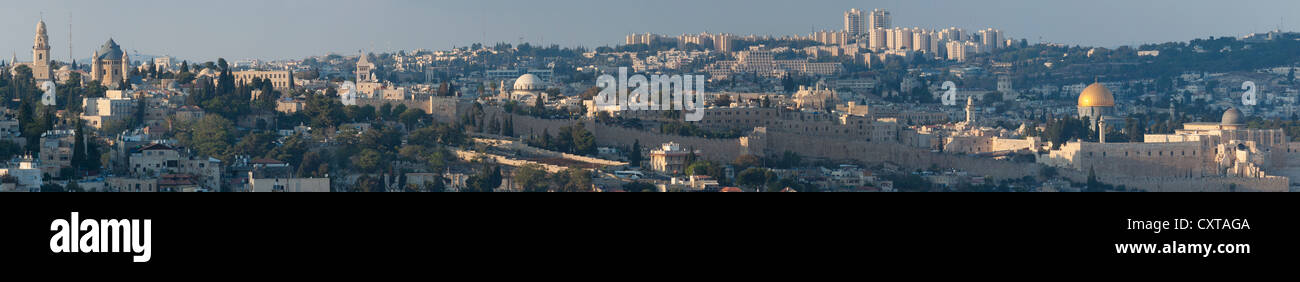 Grande vue panoramique de Jérusalem Vieille Ville et les remparts de la ville avec dômes. Jérusalem Vieille Ville. Israël. Banque D'Images