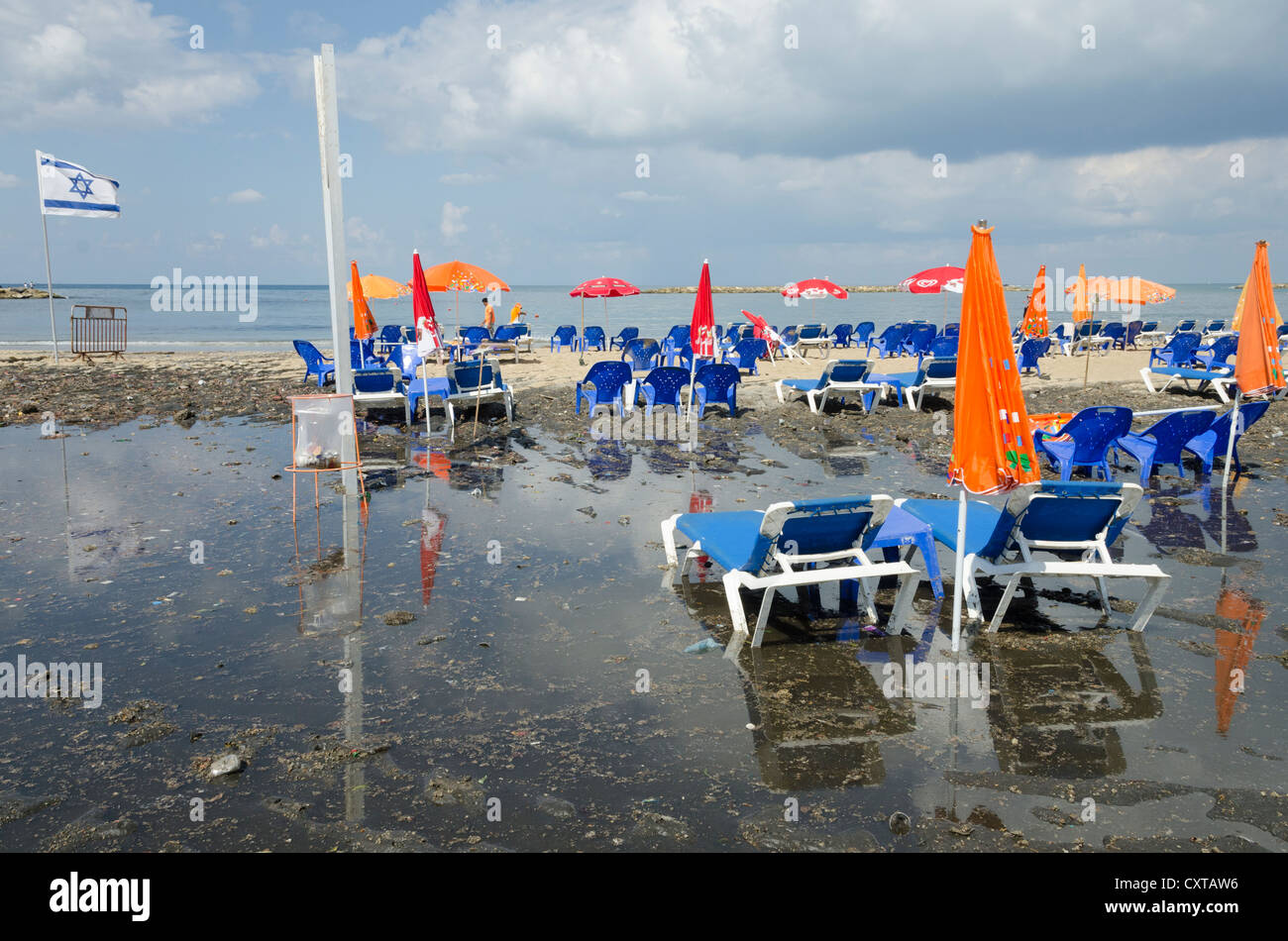 Pollutiion sur Tel Aviv beach à cause de débordement des eaux usées. Tel Aviv. Israël. Banque D'Images