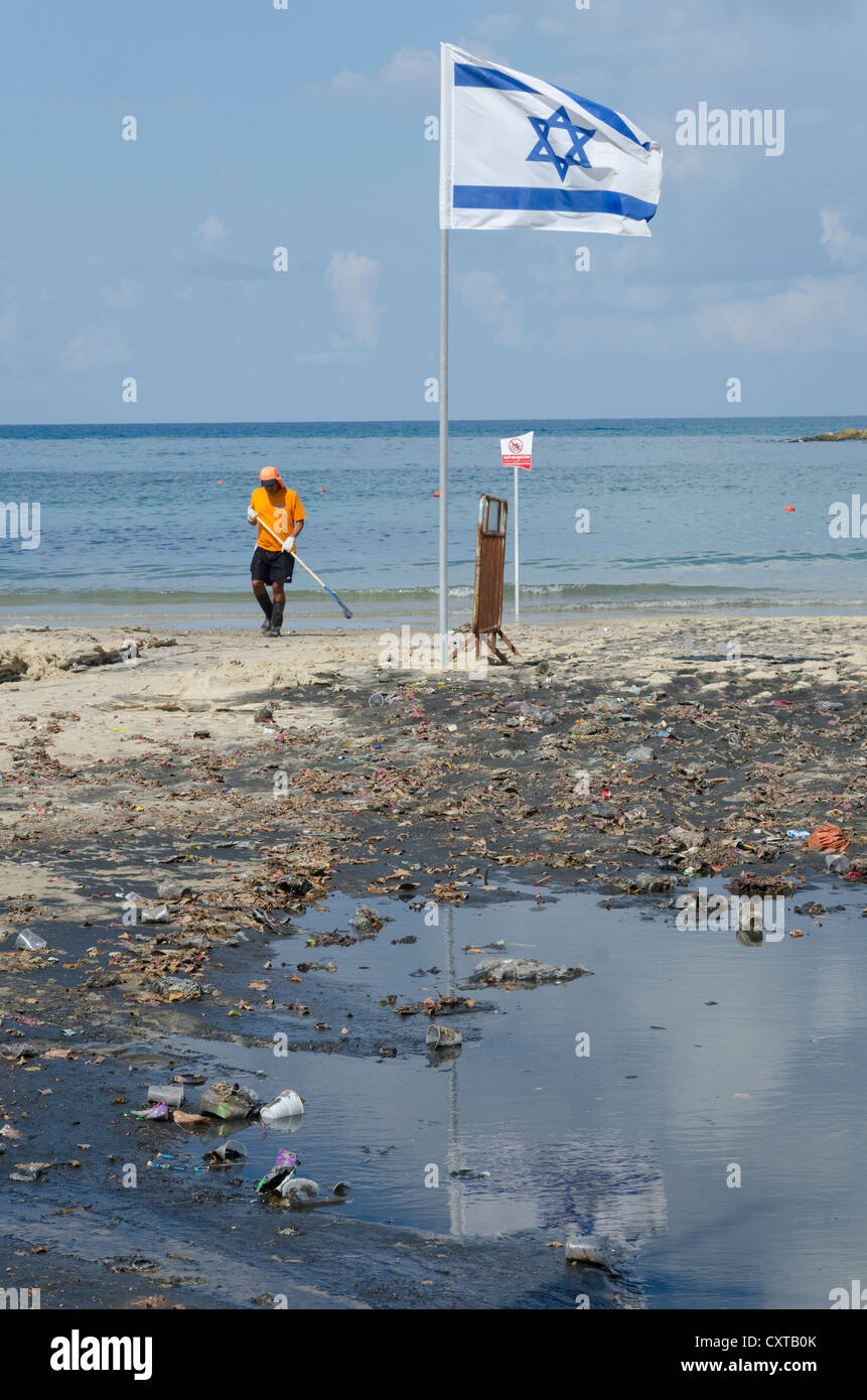 Pollutiion sur Tel Aviv beach à cause de débordement des eaux usées. Tel Aviv. Israël. Banque D'Images