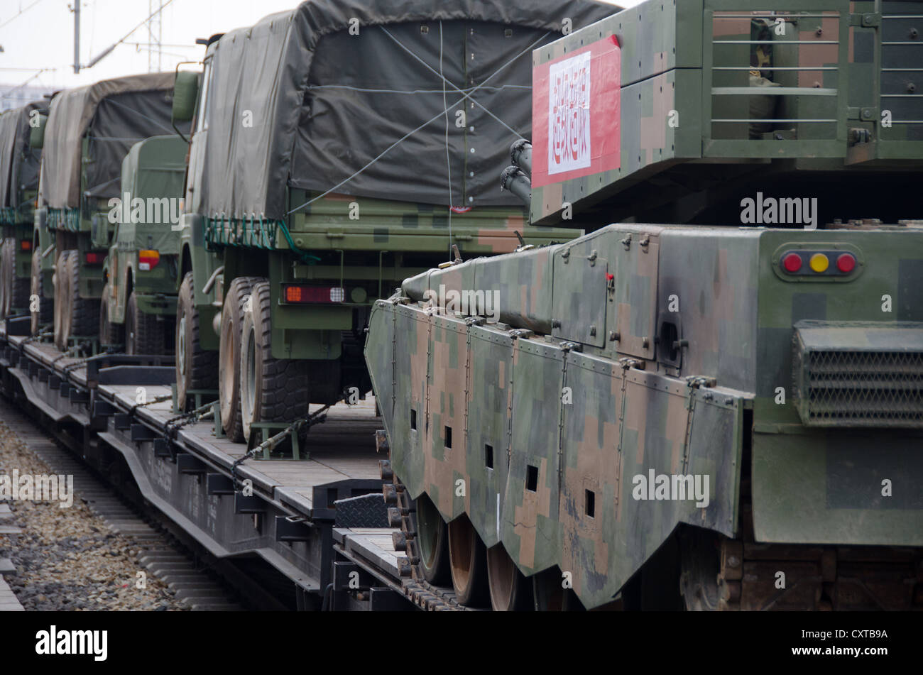 Char militaire sur le train, Chine Banque D'Images