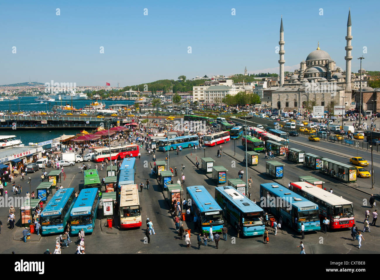 Turquie, Istanbul, Eminönü, Busbahnhof an der Galatabrücke im Hintergrund die Yeni Valide Moschee. Banque D'Images